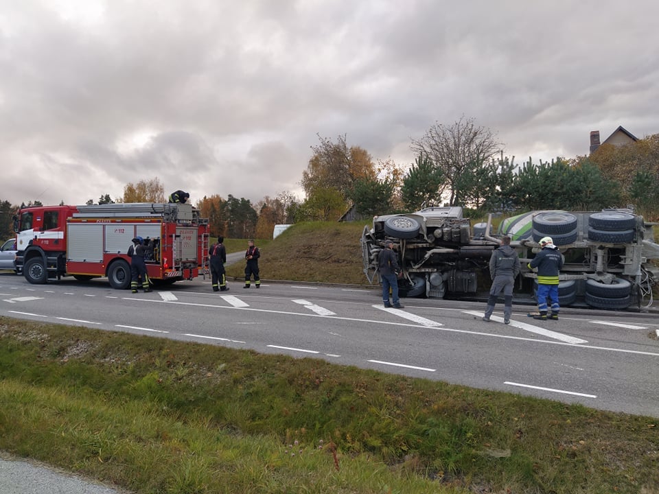 Rõuges vajus betooniauto külili FOTOD: Rõuge Priitahtlikud Pritsimehed Rõuges vajus betooniauto külili FOTOD: Rõuge Priitahtlikud Pritsimehed
