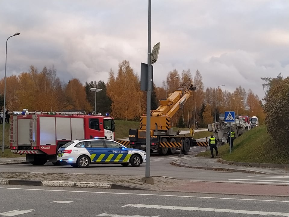 Rõuges vajus betooniauto külili FOTOD: Rõuge Priitahtlikud Pritsimehed Rõuges vajus betooniauto külili FOTOD: Rõuge Priitahtlikud Pritsimehed