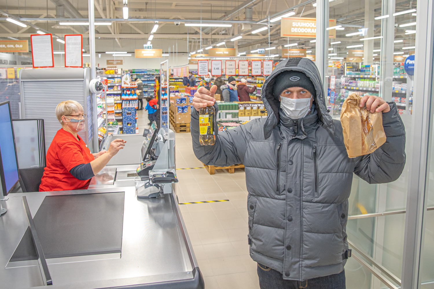 Esimene ametlik klient Rando Võsujalg tegi ostu kell 10.04, kaubaks läksid värsked pirukad ja limonaad. FOTOD: Aigar Nagel