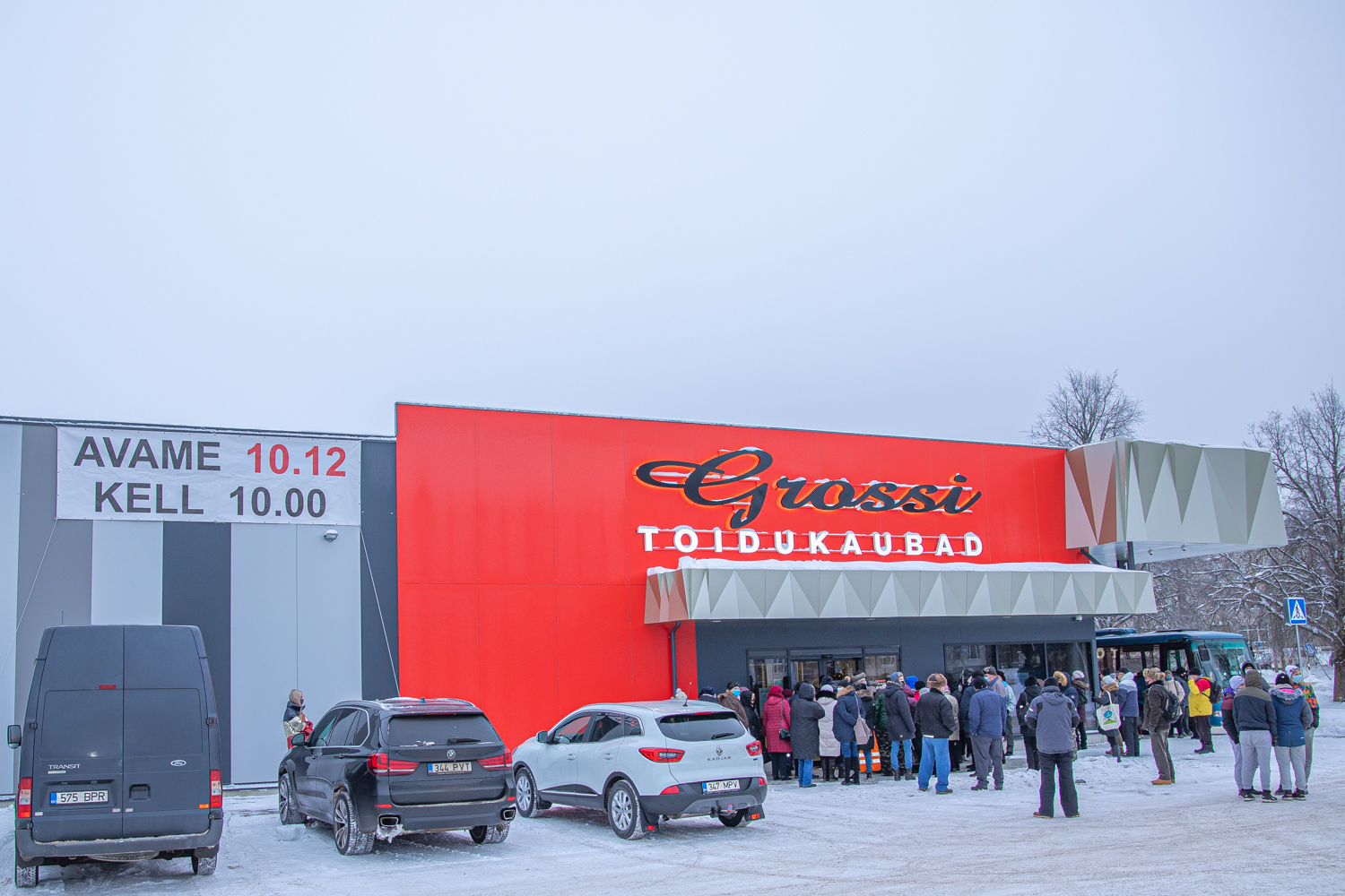 Esimene ametlik klient Rando Võsujalg tegi ostu kell 10.04, kaubaks läksid värsked pirukad ja lomonaad. FOTOD: Aigar Nagel