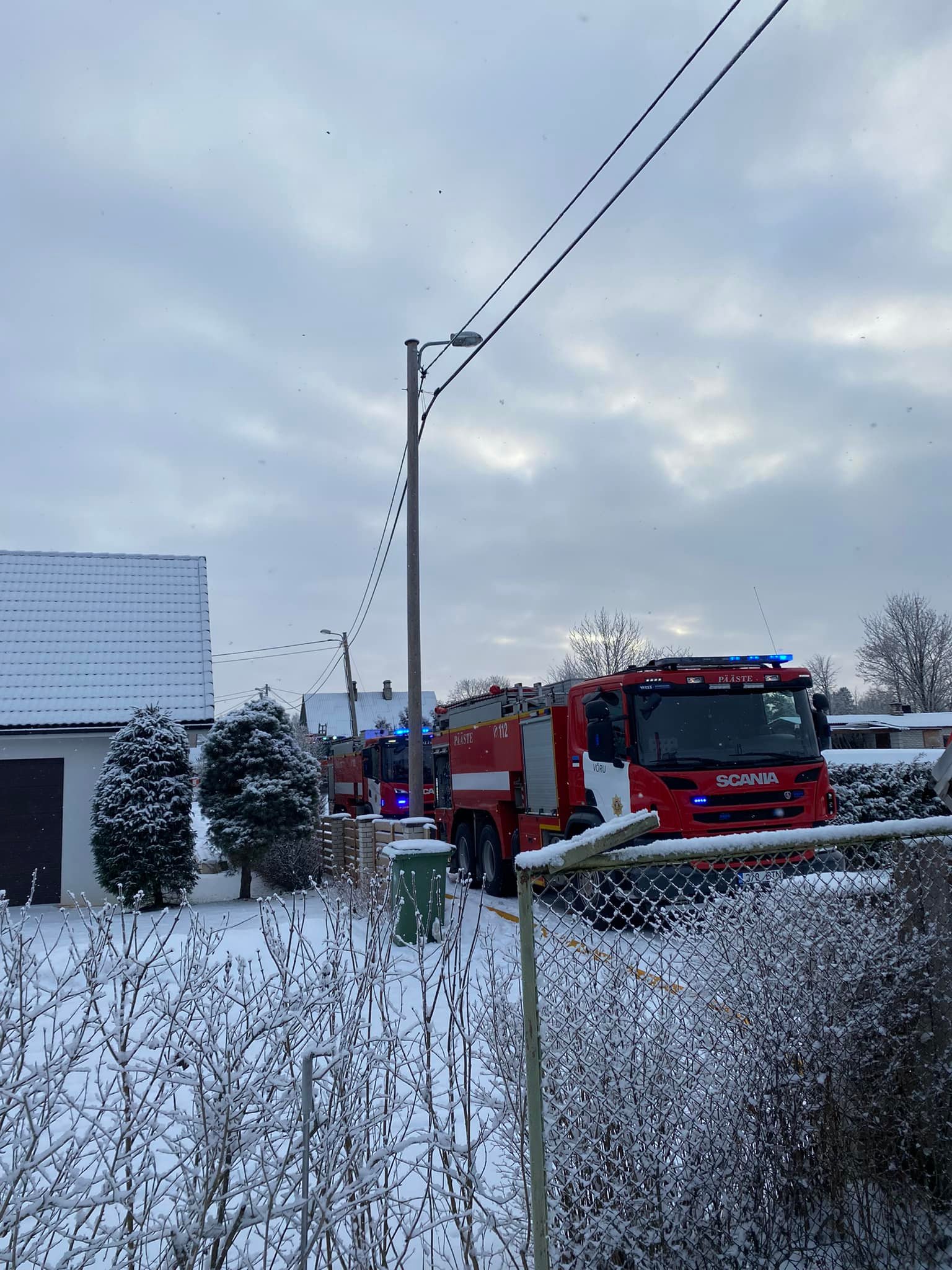 FOTOD Võrus Kose alevikus süttis suvemaja FOTO: Võru päästekomando