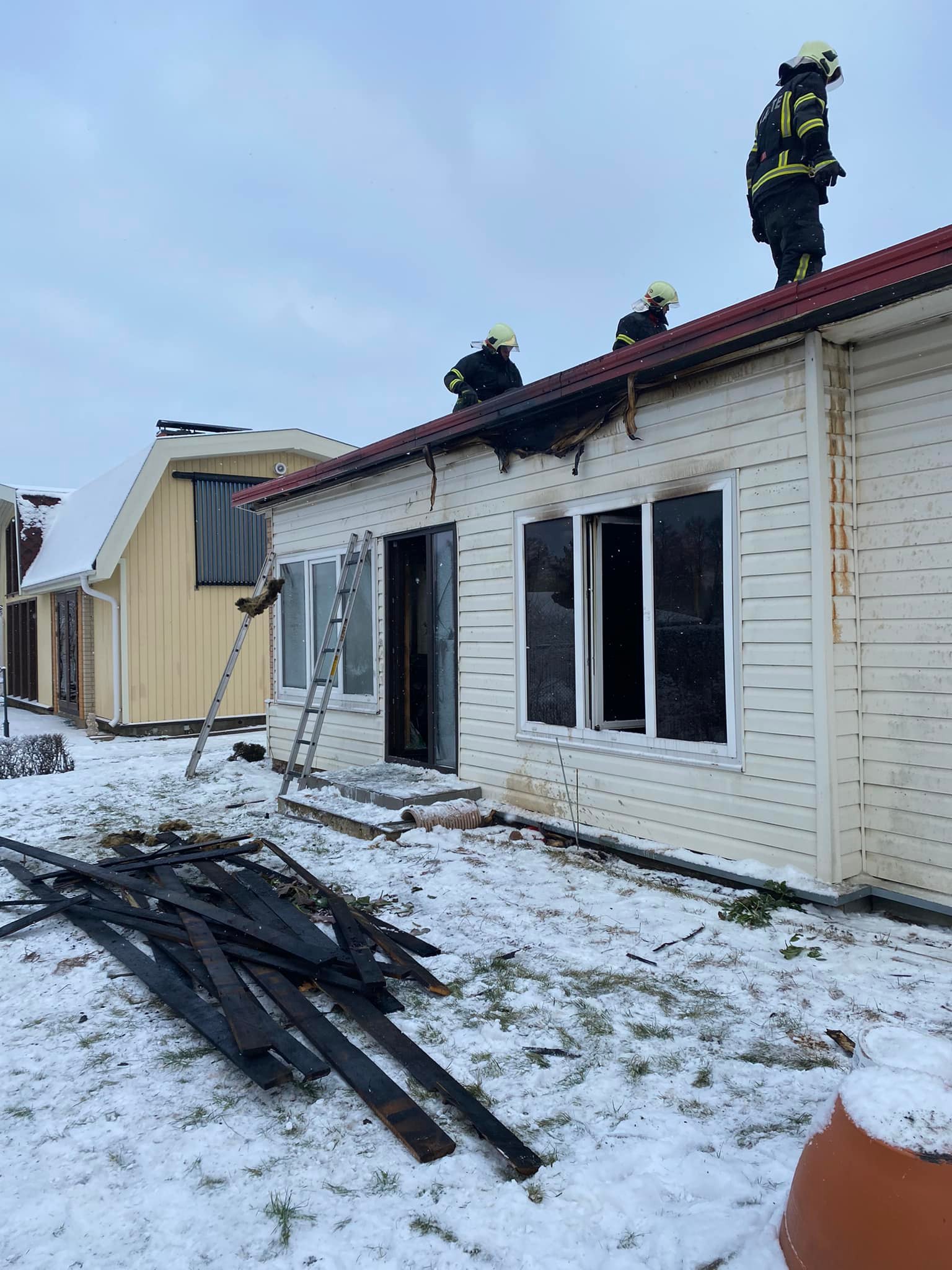 FOTOD Võrus Kose alevikus süttis suvemaja FOTO: Võru päästekomando