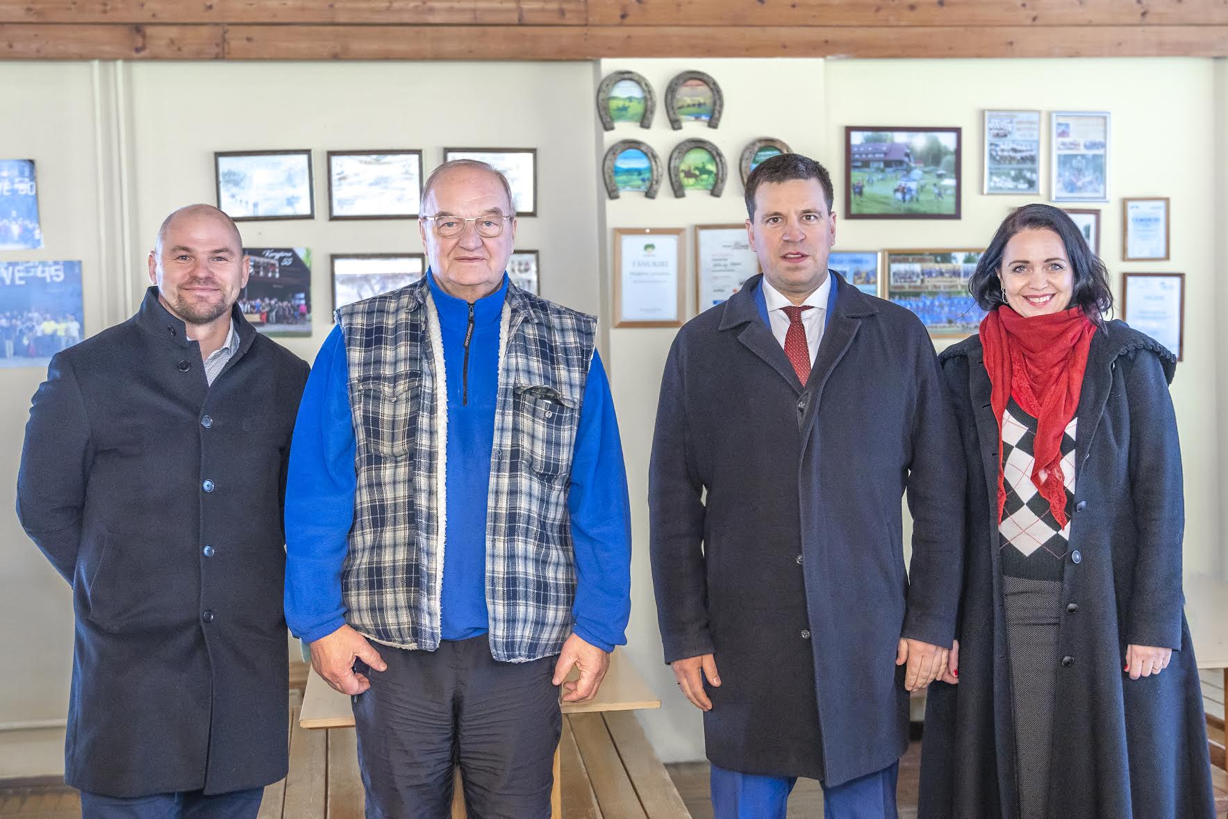 Haanja puhke- ja spordikeskuse juht Anti Saarepuu (vasakult), Kurgjärve spordibaasi esindaja Juhan Anupõld, riigikogu esimees Jüri Ratas ning riigikogu liige Anneli Ott. FOTO: Aigar Nagel