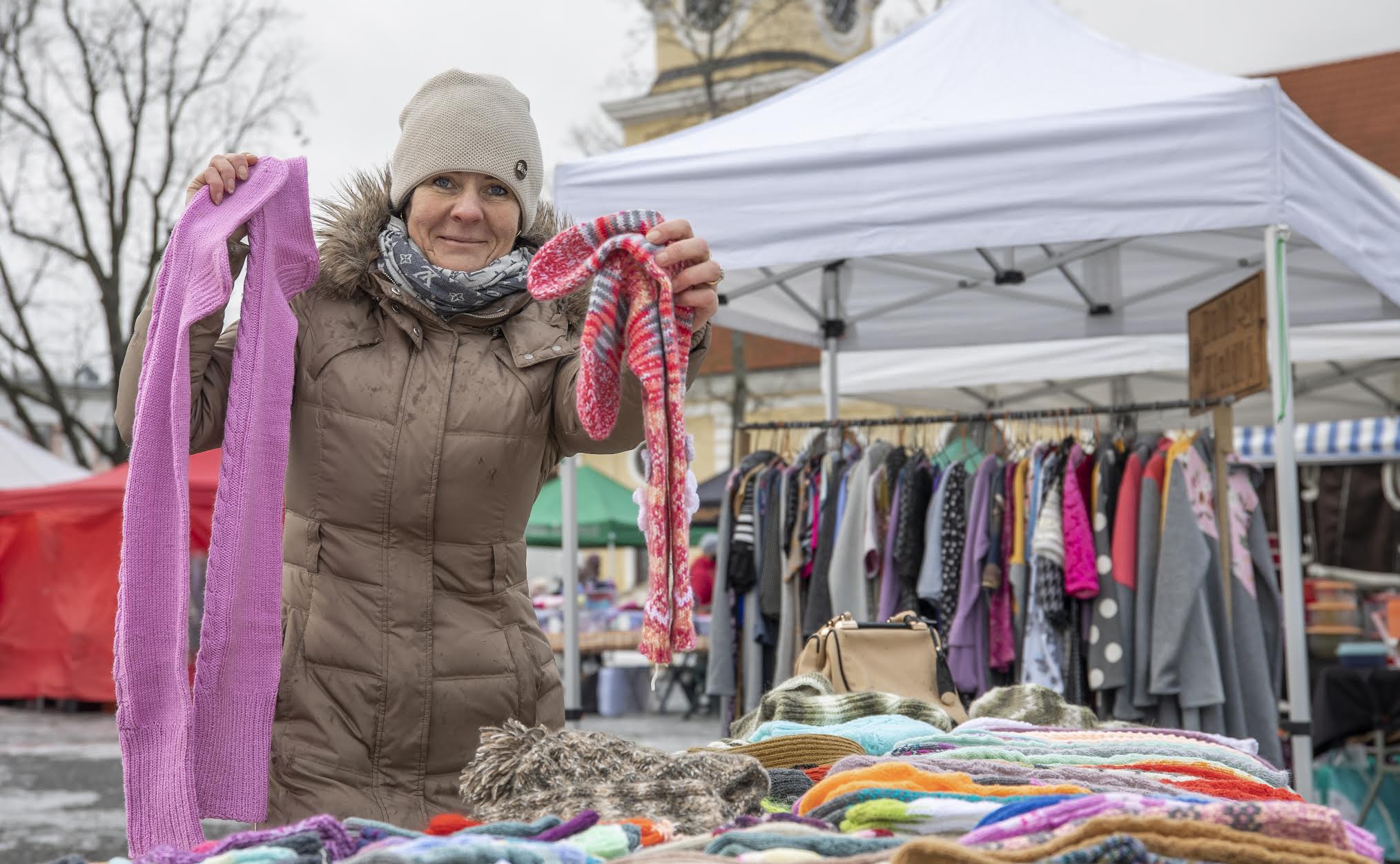 Anu Lehtonen-Kurvits tundis  eilsel jõululaadal oma käsitööga kauplemisest rõõmu.  FOTO: Aigar Nagel