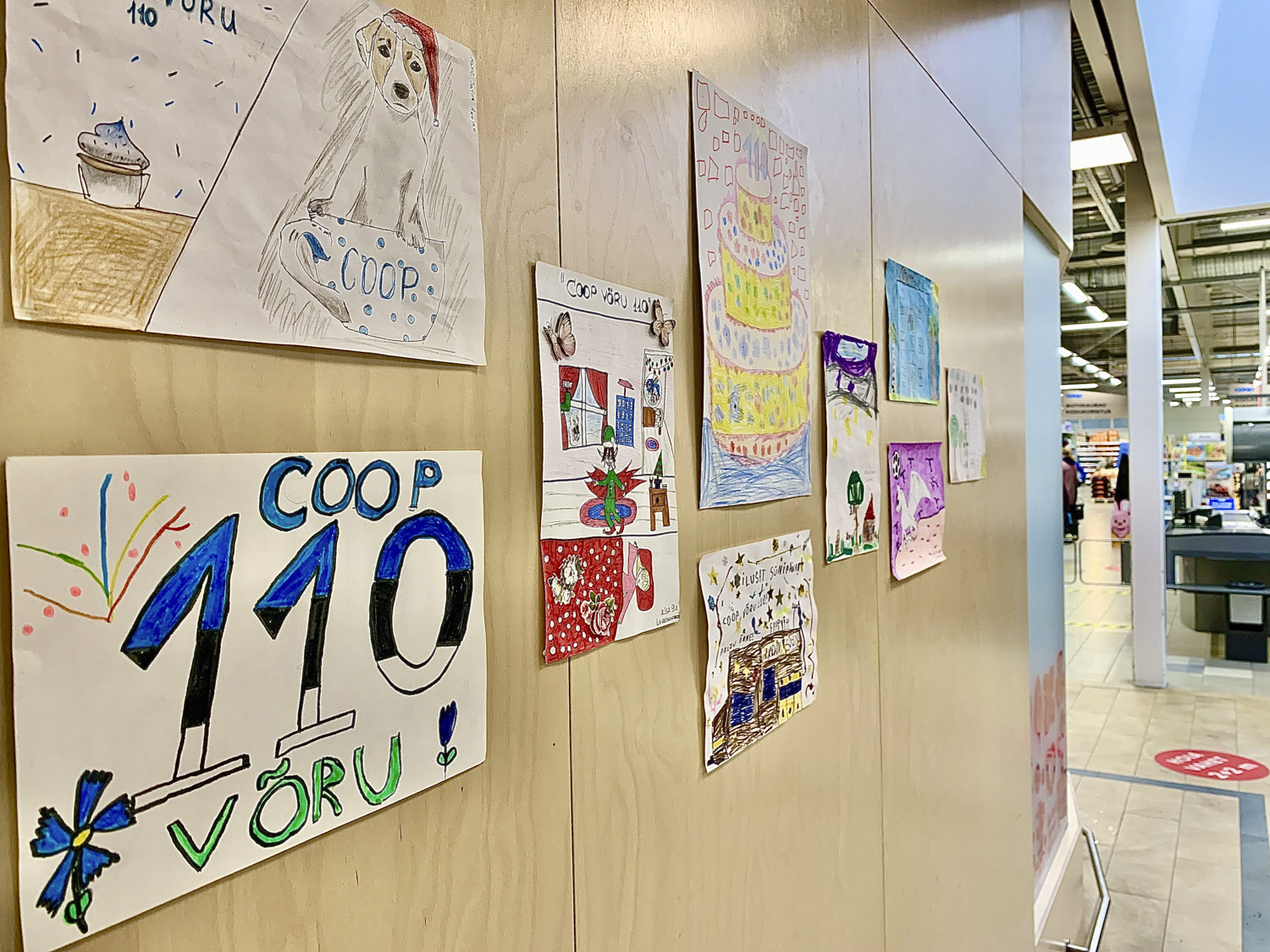 Coop Võru 110. sünnipäevaks joonistasid töötajate lapsed rõõmsaid pilte,  mida saab näha Maksimarketis infoleti lähedal. Fotod: KALEV ANNOM