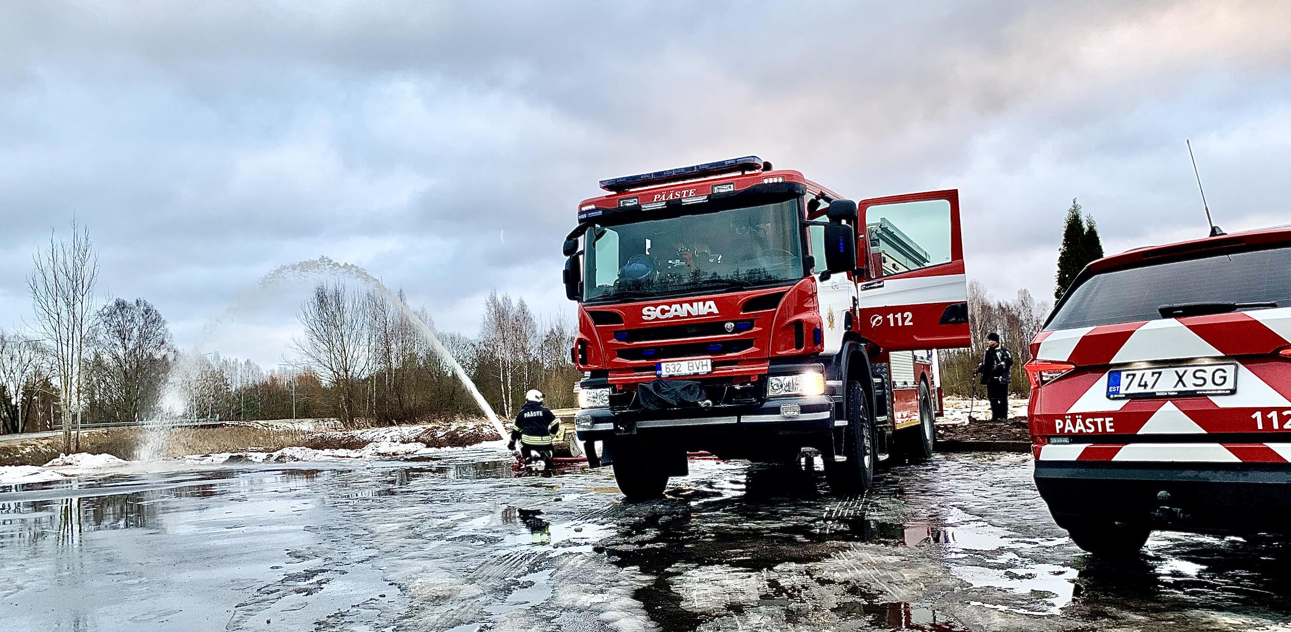 Päästeautod Pikal tänaval hüdranti katsetamas. FOTO: Kalev Annom