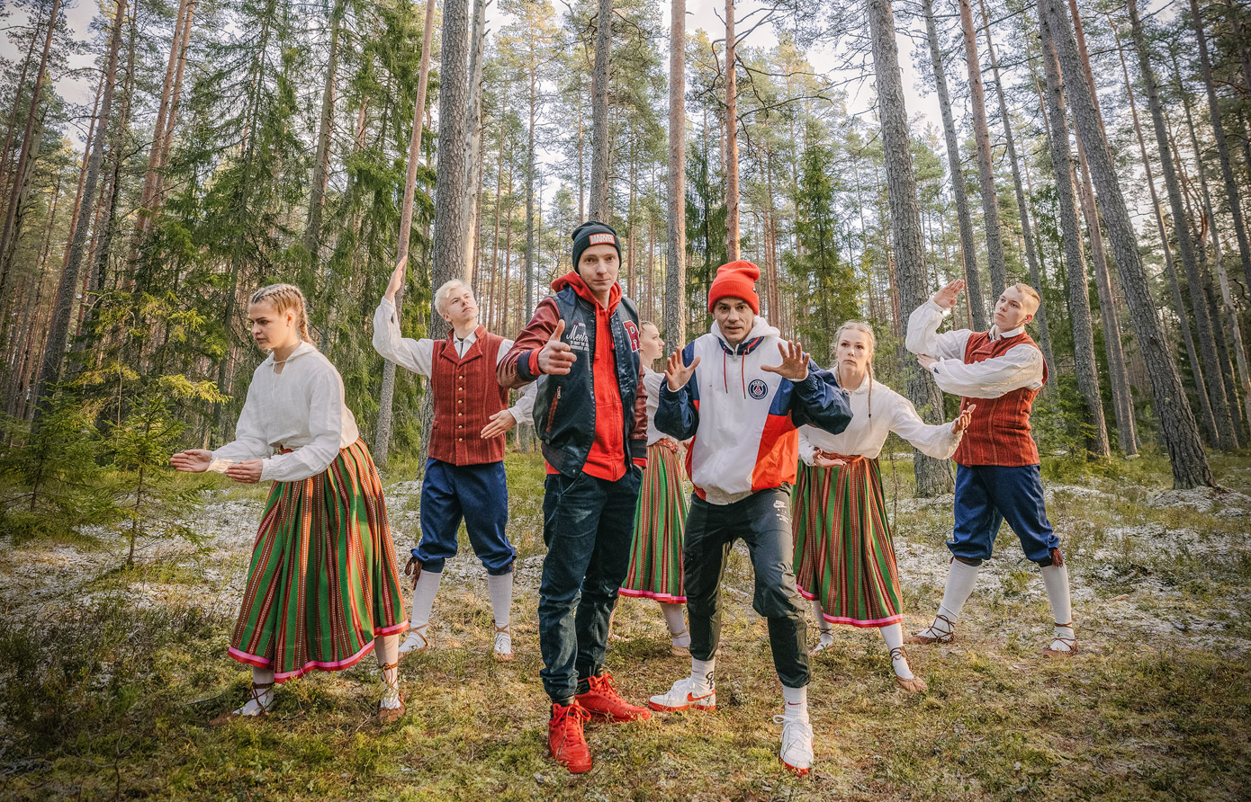 Muusikavideo võteteks mindi varahommikul rappa. Osalejatel oli esiti külma trotsimiseks seljas mitu kihti riideid, kuid filmimise ajaks jäid jalga vaid pastlad ja selga rahvariided. Foto: ERAKOGU