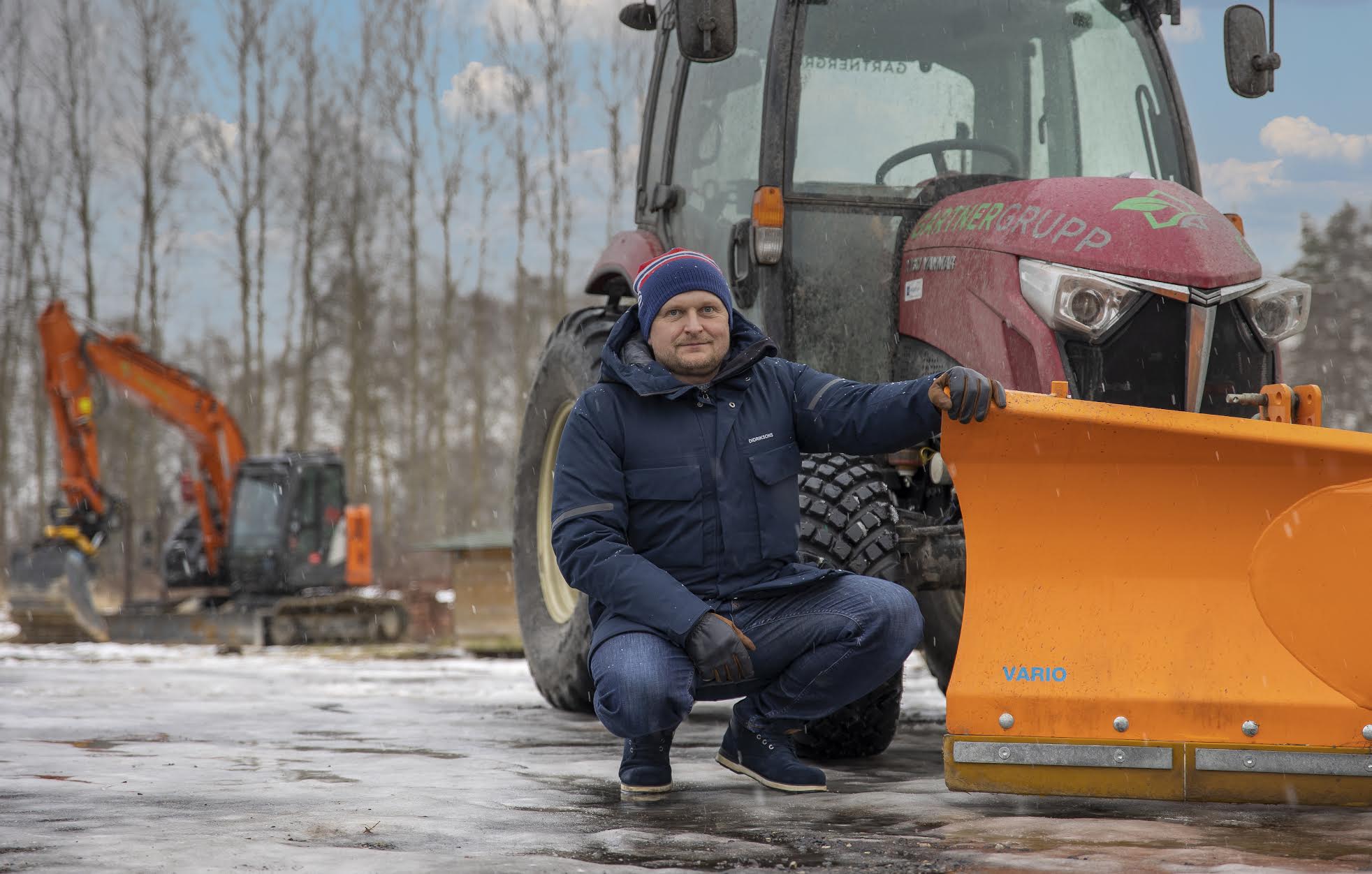 Detsembrist teeb OÜ GartnerGrupp Pirek Piirisilla juhtimisel libedus- ja lumetõrjet linna nendel kõnniteedel, mis  varem olid kinnistuomanike puhastada. Foto: AIGAR NAGEL