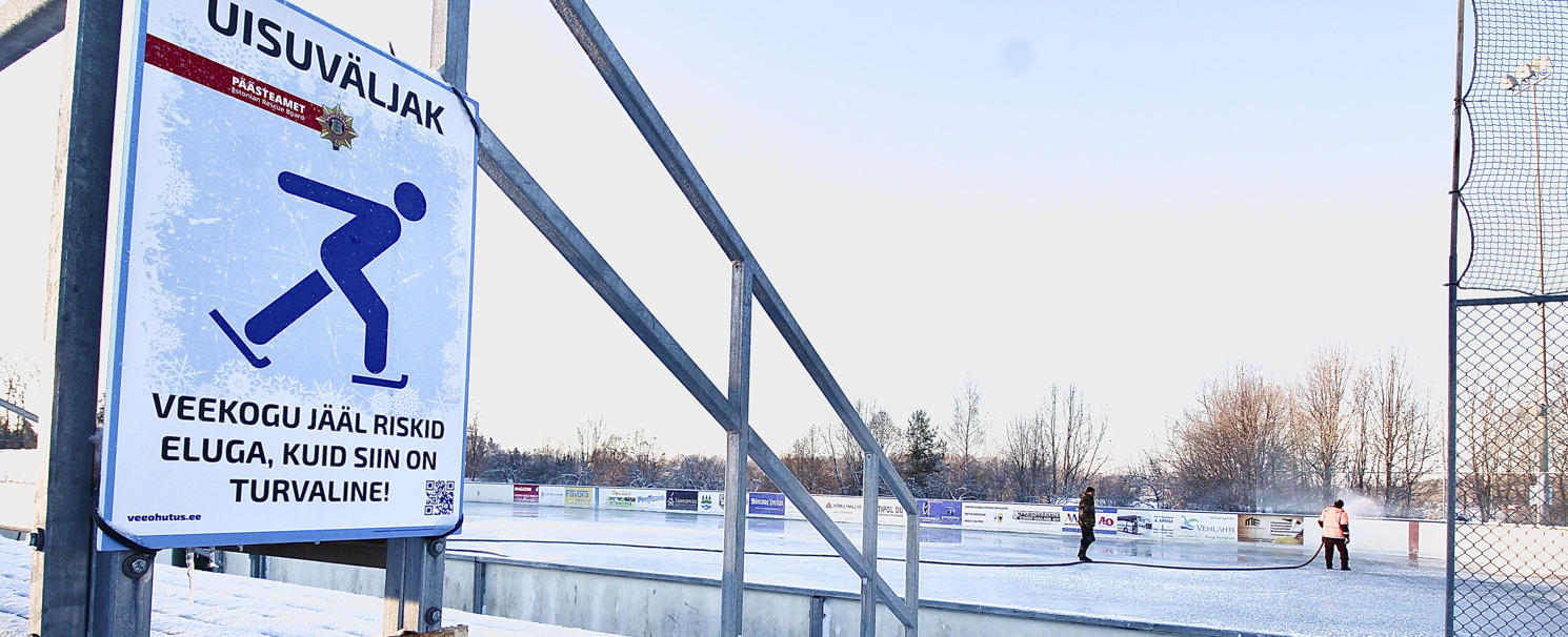 Mõniste meestelt  saadud joatoru  abil teevad jääd  vabatahtlik Urmas  Vahter (vasakul)  ja jäävälja hooldaja Janno Press FOTO: KAlev Annom