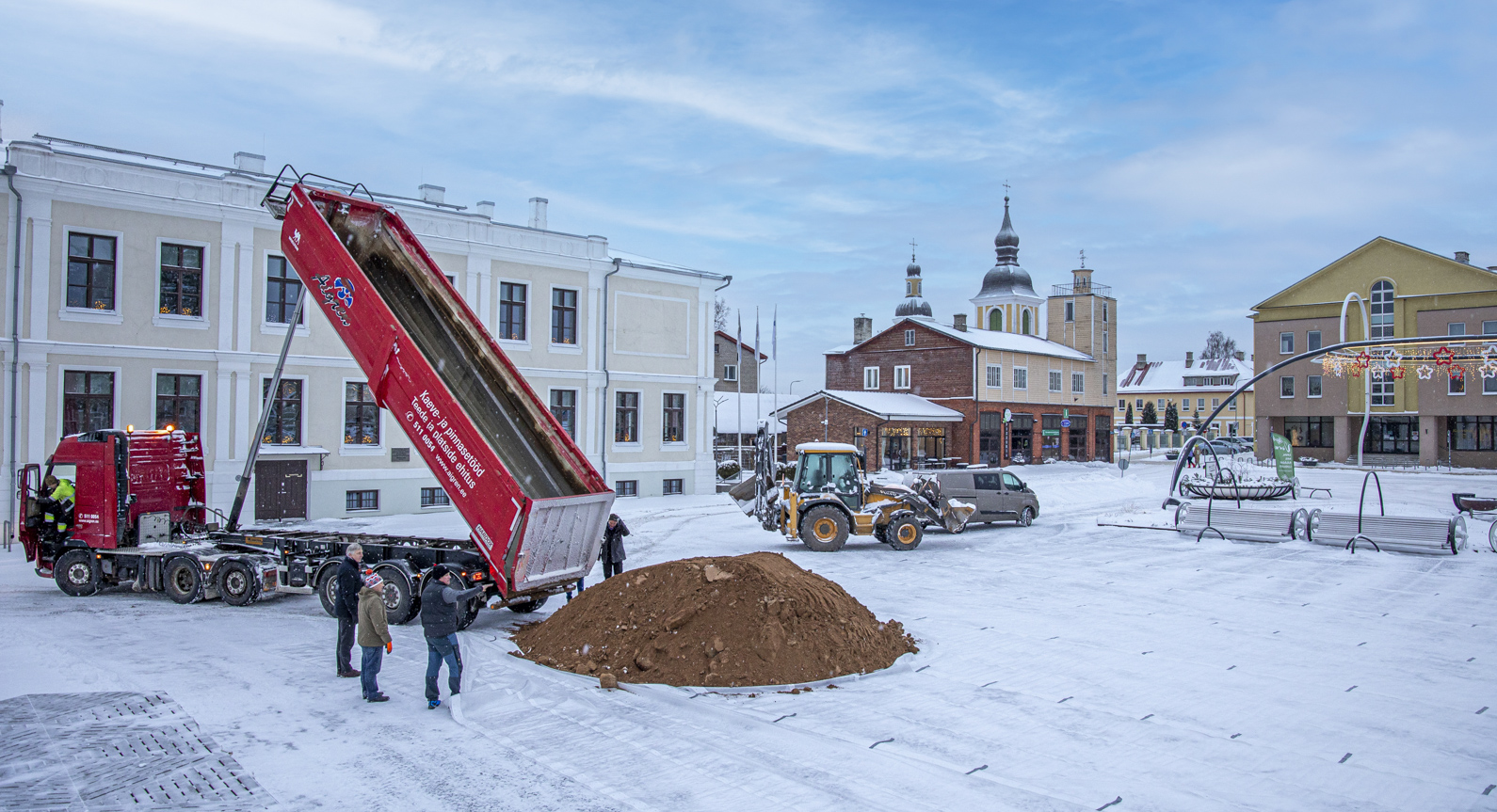 Täna pärastlõunal valmistati ette uisuväljaku liivast aluspõhja. Foto: AIGAR NAGEL