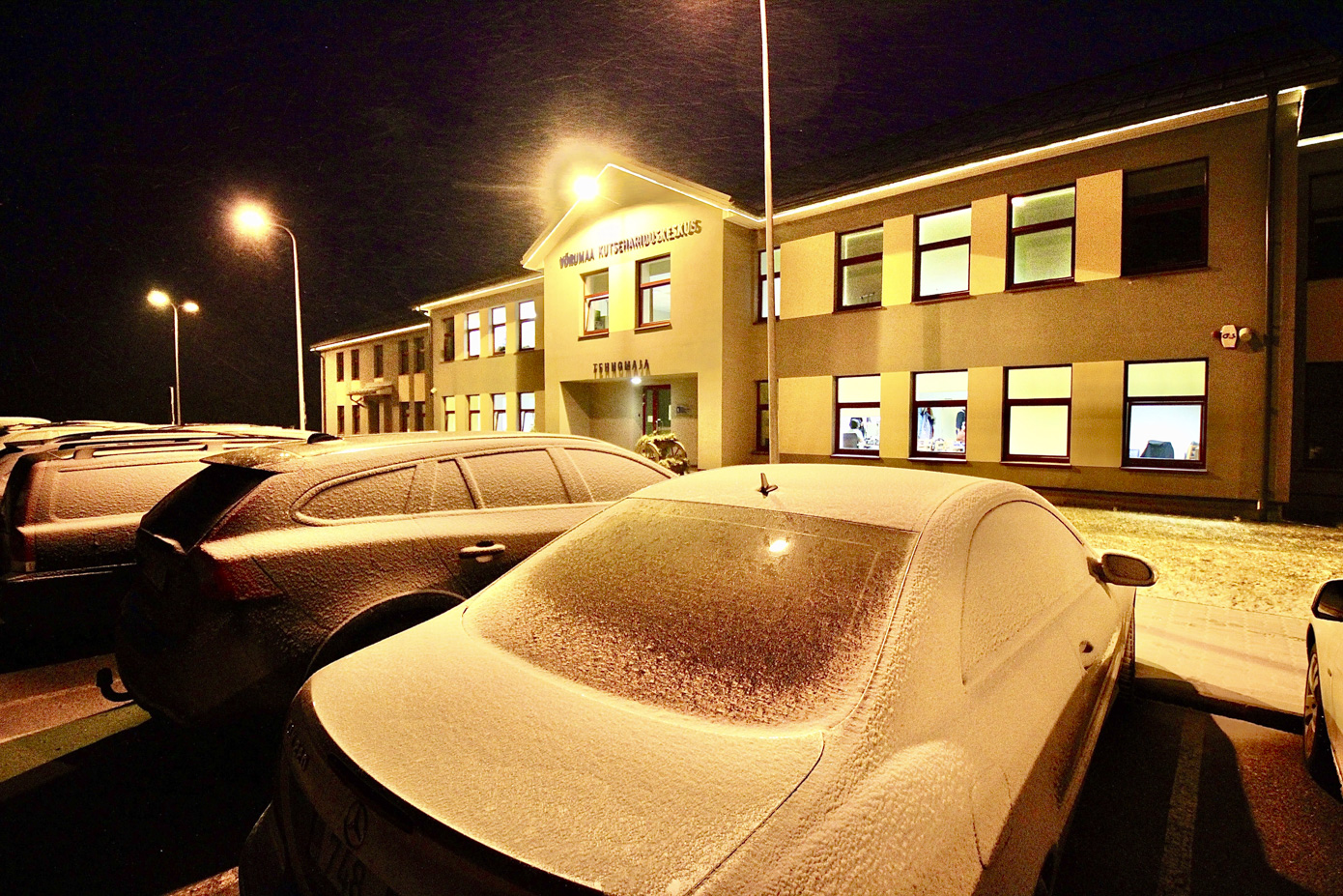 Võrumaa kutsehariduskeskuse tehnomaja laupäeva õhtul, kui maja sees ragistatakse ajusid, viimaks ellu kliimaneutraalseid arendusi. FOTOD: Kalev Annom