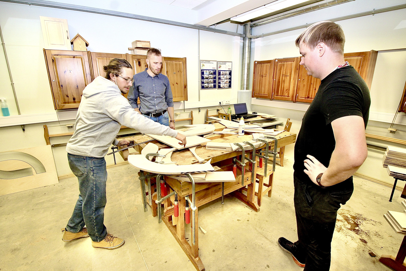 Eesti kunstiakadeemia noormehed kavandavad ruumilist kuubikukujulist disainlahendust. Pildil keskel (tagapool) on Võrupoolne projekti vedaja ja kontaktisik Lauri Semevsky.  Fotod: KALEV ANNOM