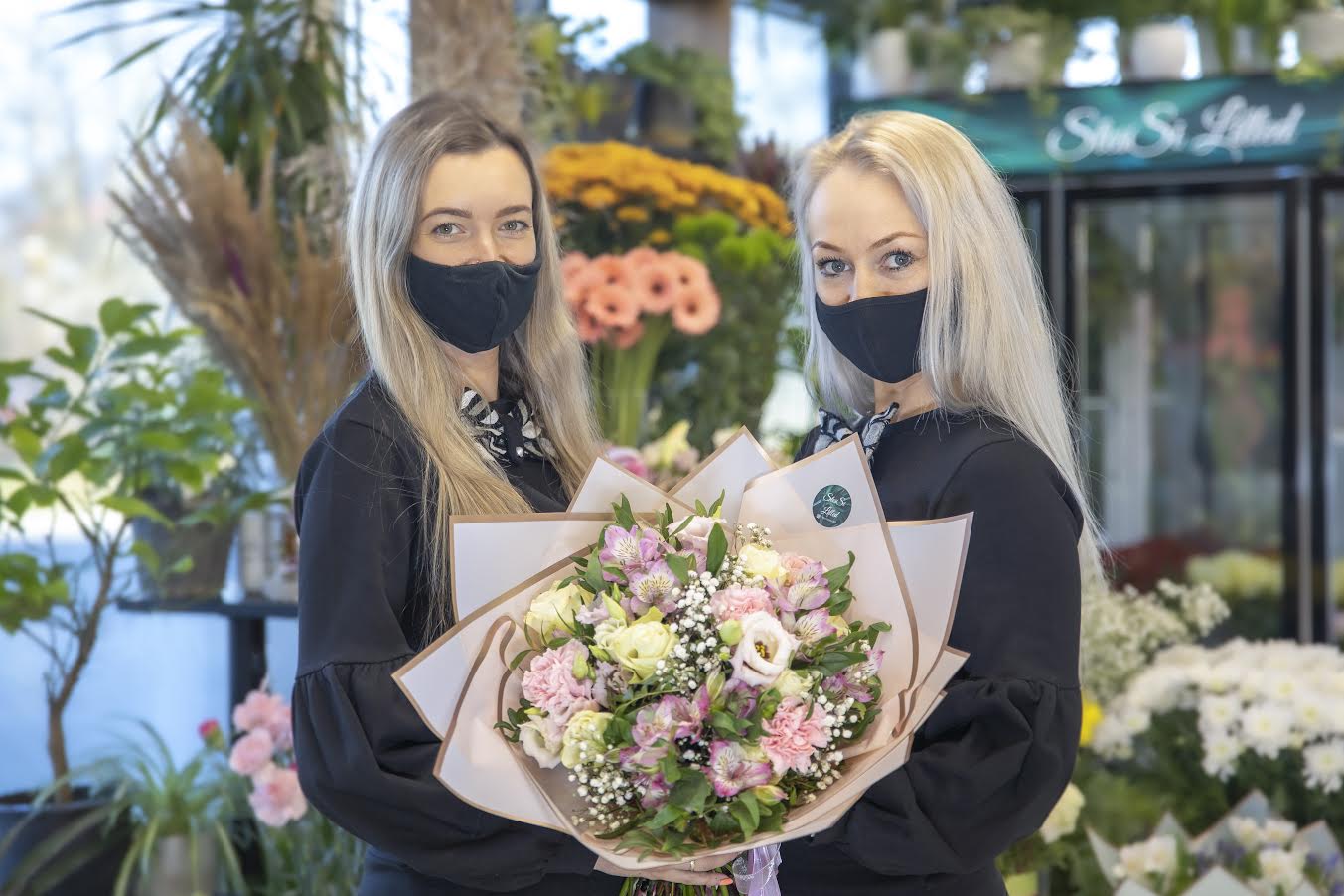 StesSi lillepoe praktikant Angela Dontsov (vasakul) ja juhataja Silva Kalamees ootavad lähedasi oma isadele silmailu valima. Foto: AIGAR NAGEL