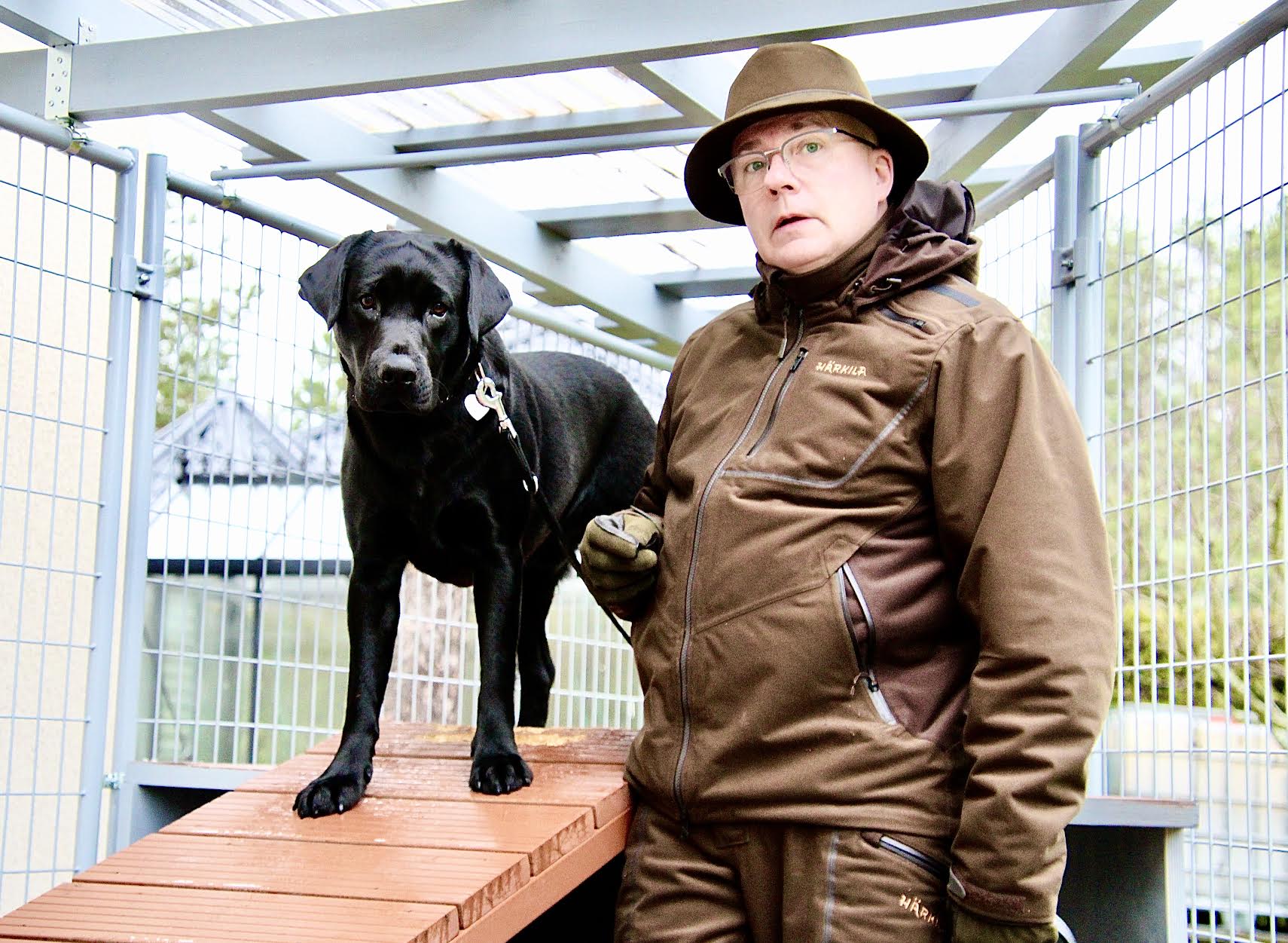 Ari Lustila koos labrador Väinöga oma Võru kodu õues. Fotod: KALEV ANNOM