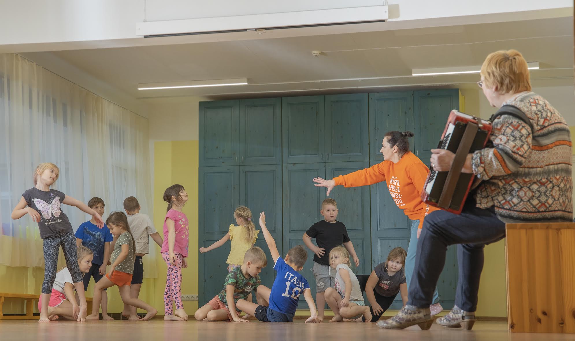 Lusti lasteaias liigub ja tantsib mudilastega vastne Gerd Neggo tantsuõpetaja tunnustuspreemia laureaat Leili Väisa. FOTO: Aigar nagel
