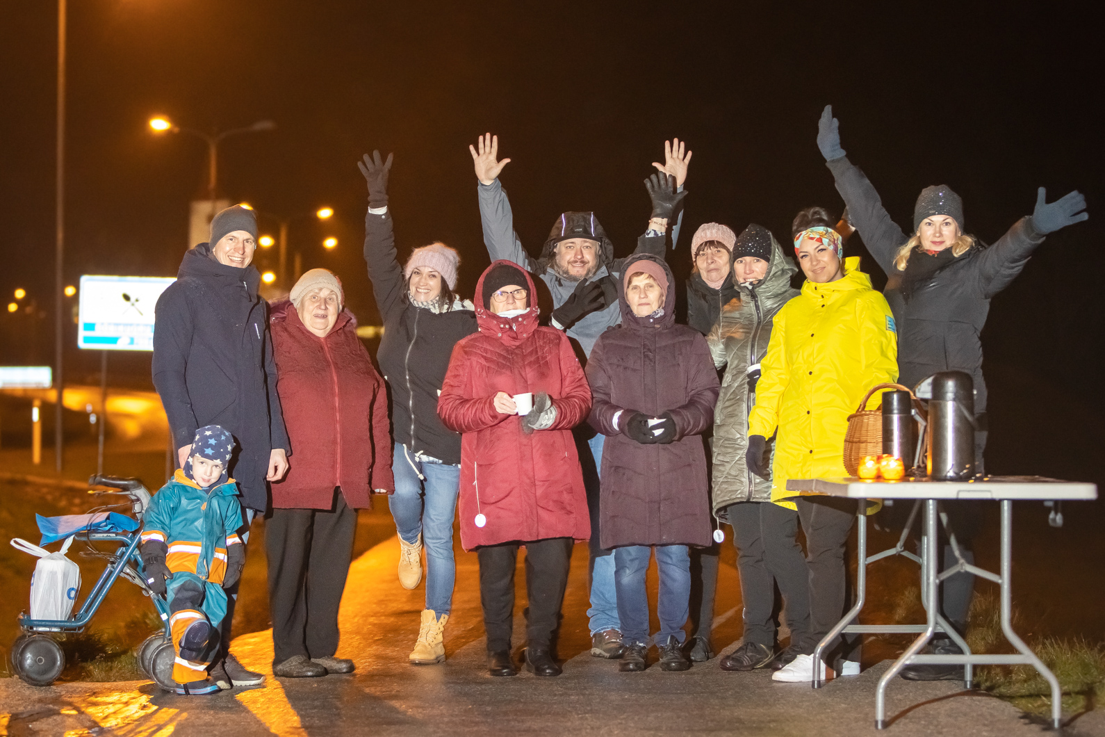 Reede õhtul kell 18 olid huvilised kogunenud Rõuge Suurjärve äärde, et näha tulukese esmakordset põlemasüttimist. Kuna ilm oli jahe ning vihmane, siis muudeti meeleolu hubasemaks küünalde ja sooja glögiga. FOTOD: Aigar Nagel