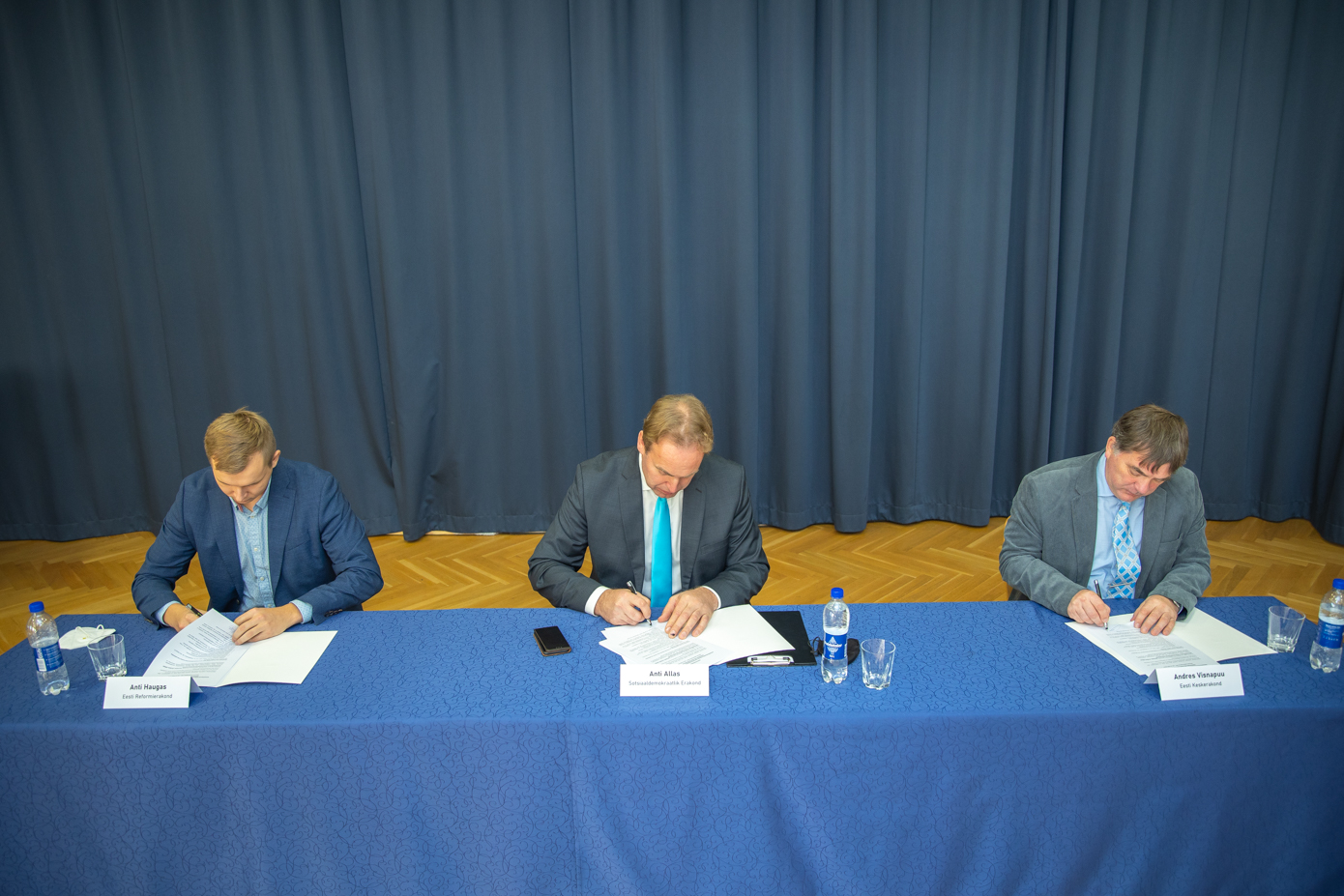 Vasakult Anti Haugas Reformierakonnast, Anti Allas Sotsiaaldemokraatidest ning Andres Visnapuu Keskerakonnast teisipäeva ennelõunal Võru kultuurimajas Kannel koalitsioonilepingut allkirjastamas.  Foto: AIGAR NAGEL