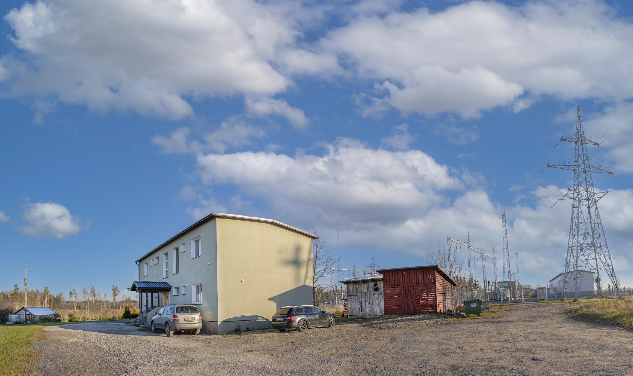 Laupäeva hommikul kell 5.30 ärandati Võrus kortermaja eest töötava mootoriga  sõiduauto. Foto: AIGAR NAGEL