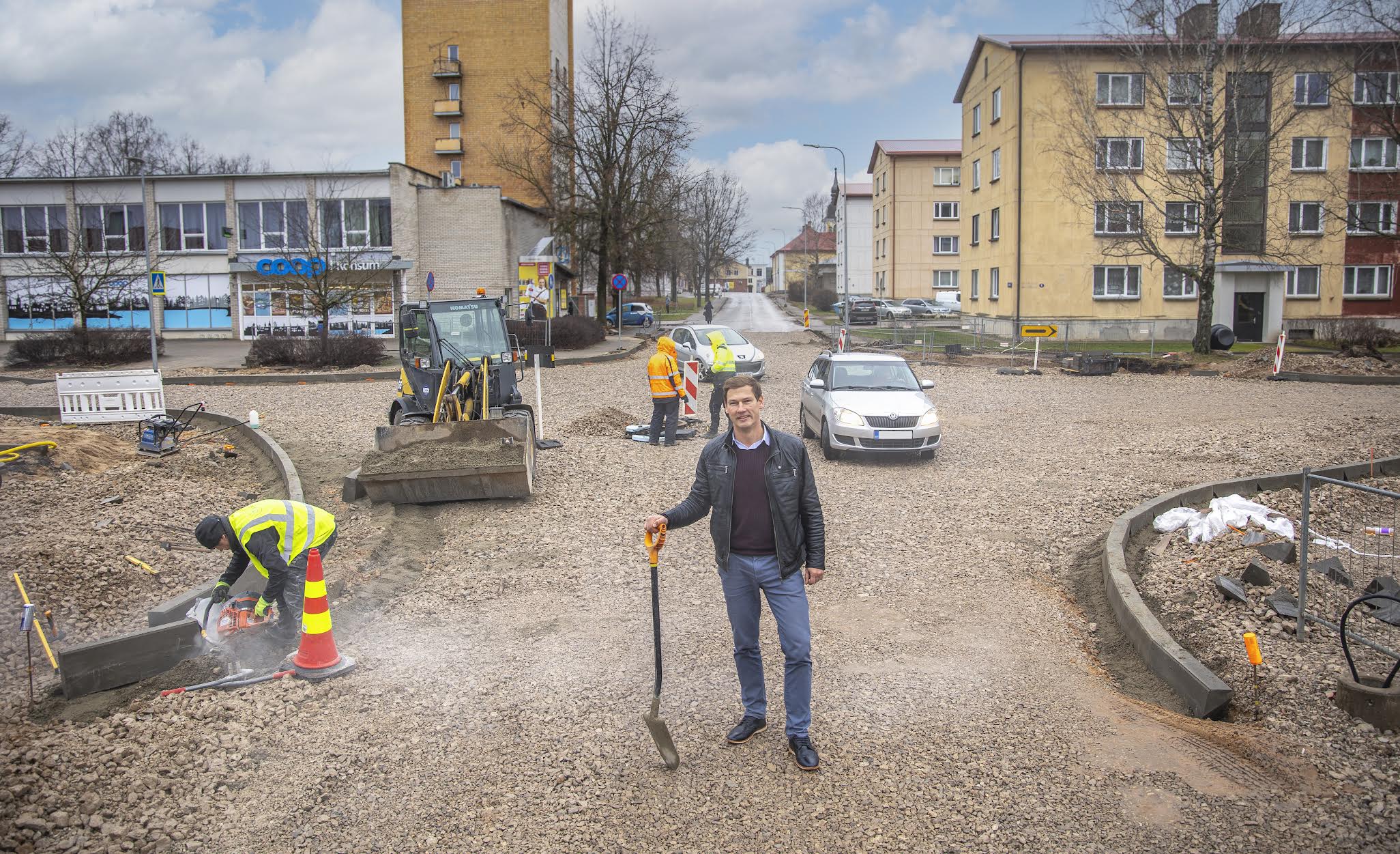 Peagi valmib Võru kesklinnas Konsumi kaupluse juurde uus ringristmik. Fotol Võru abilinnapea Toomas Sarapuu. Foto: AIGAR NAGEL