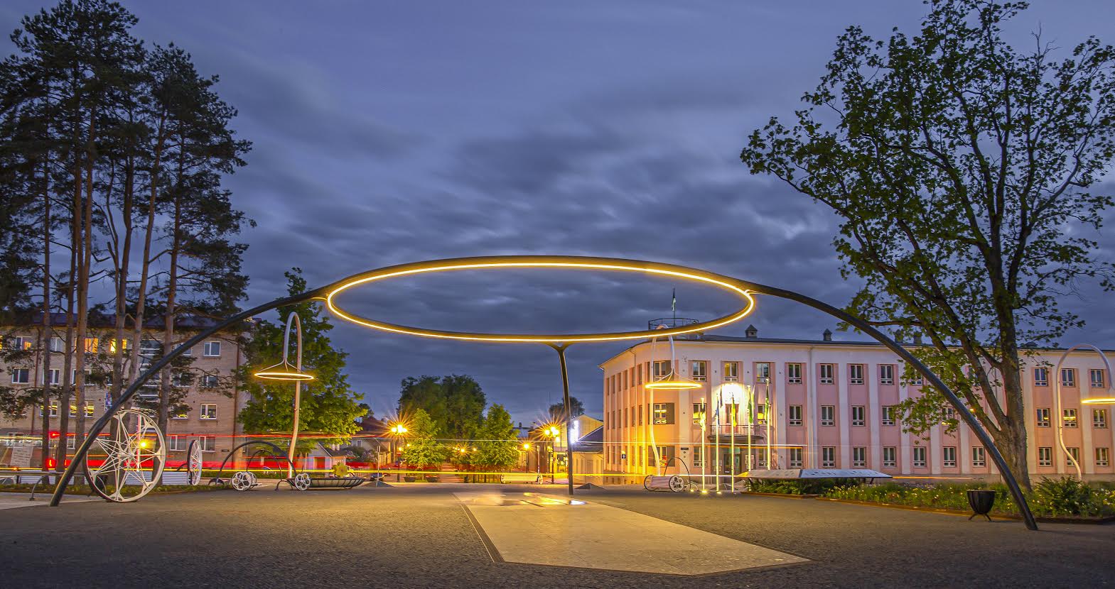 Reede õhtul viis kaablirikkest tingitud elektrikatkestus voolu ka Võru linna keskväljakult, mis oma tavapärases olekus valgusringidega juba kaugelt pilku püüab. Foto: AIGAR NAGEL