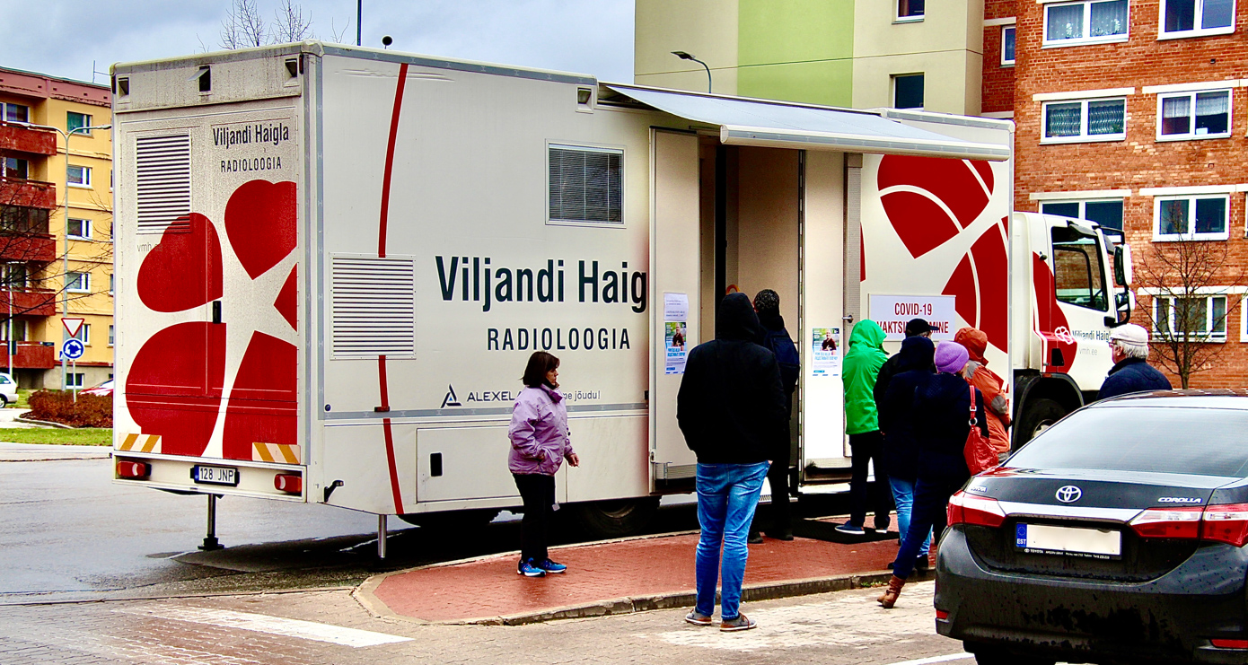 5. novembri keskpäeval oli Viljandi vaktsineerimisbuss Võrus Maksimarketi juures ja järjekorras oli kümmekond inimest. FOTO: Kalev Annom