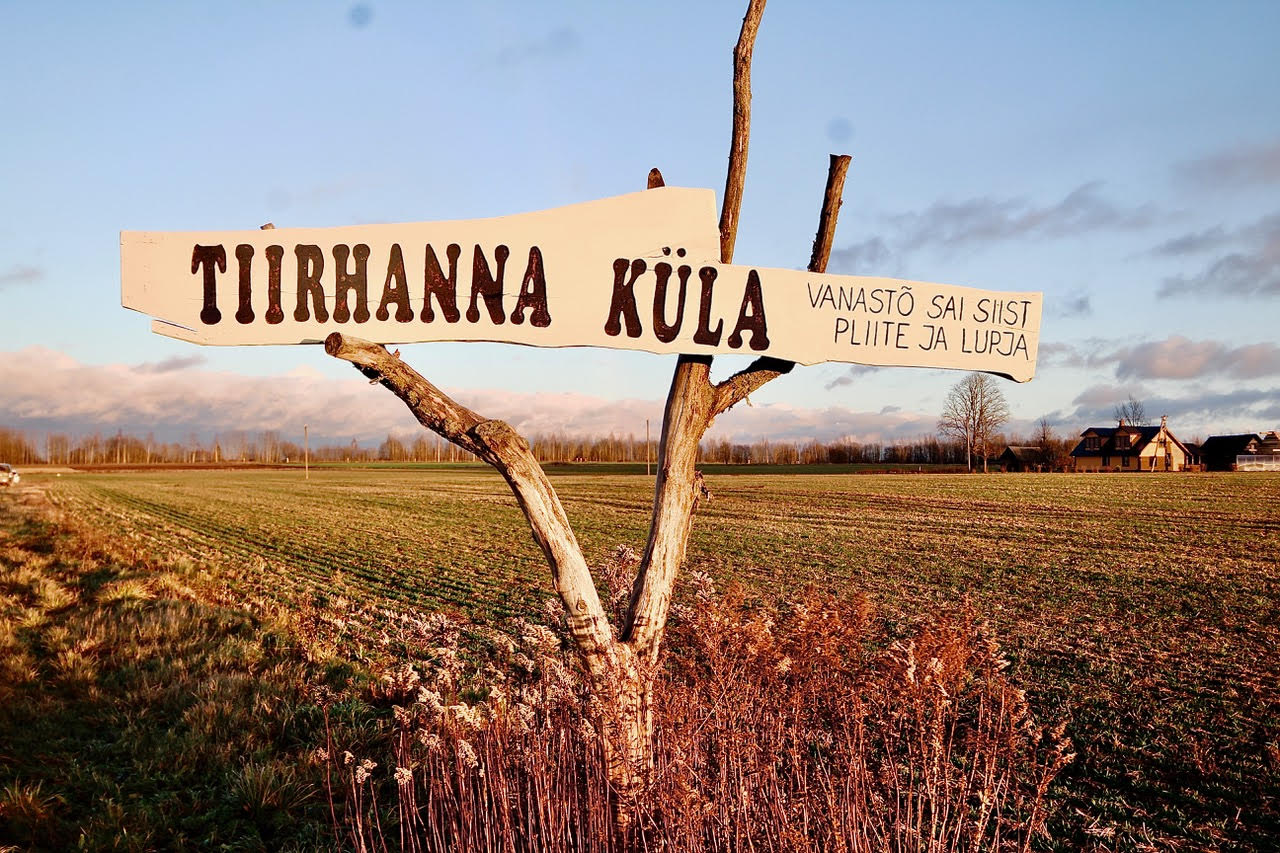 Tiirhanna küla sildi taga üle põldude on näha metsariba, mille ees ongi Eesti-Vene piir. FOTOD: Kalev Annom