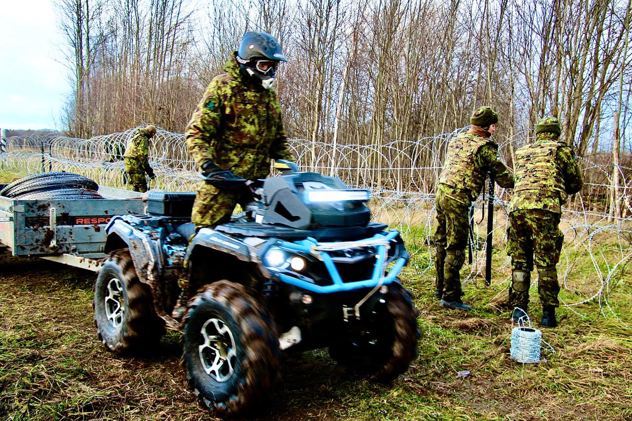 Lõiketraat veeti kohale ATVdega ja reservistid paigaldasid traadi maasse löödud postide vahele. FOTOD: Kalev Annom