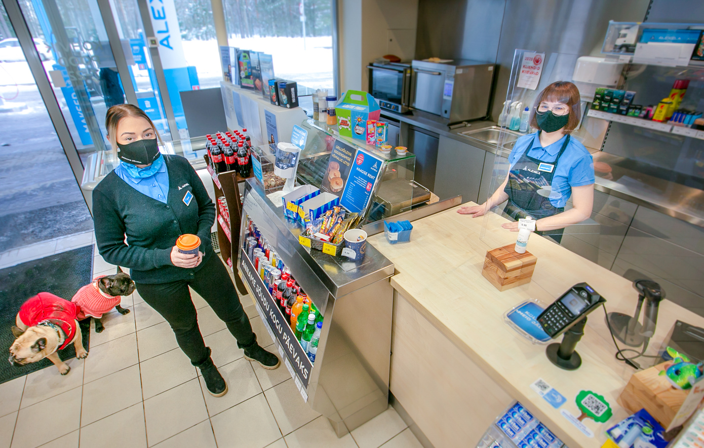 Alexela Võru teenindusjaamas pakuvad kundede lemmikuid, kohvi ja sooje ampse Daisi Simukova (vasakul) ja Anastasija Firsanova. Foto: AIGAR NAGEL