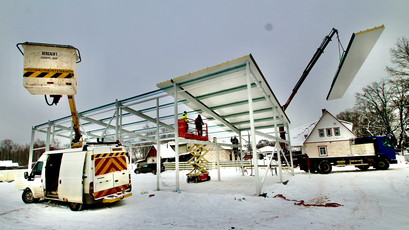 Hobihalli ehitusel on pildi tegemise ajal käsil katuse panek. Kuu aja pärast peaks hall valmis olema. FOTOD: Kalev Annom