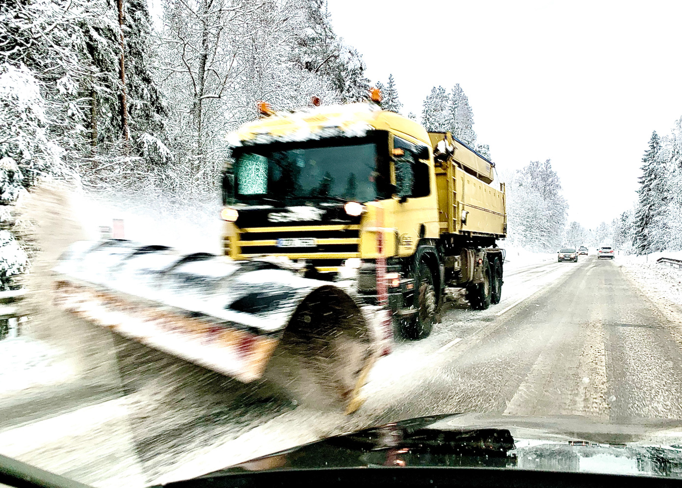 Eesti Teede Võru piirkonna võimas Scania lumesahk Puiga lähistel. FOTO: Kalev Annom