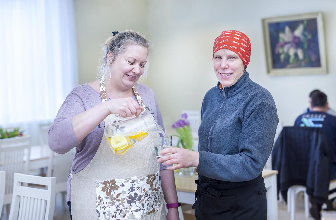 Kohalike seas tuntud kohviku Soopärl asemele on end sisse seadnud Annika Köök – ajatu pärl, mille perenaine Annika Piirisild (vasakul) ja töötaja Eva Treial kliente vastu võtavad. Foto: AIGAR NAGEL