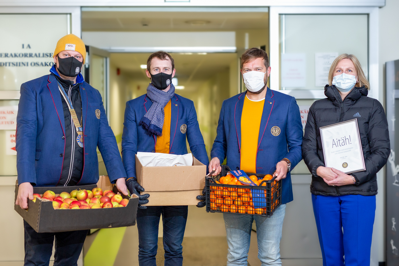 Möödunud aasta eelviimasel päeval andsid Heimar Kuuskler (vasakult), Tõnis Vahesaar ja Kaspar Karm Lõuna-Eesti haiglale üle pirukad, puuviljad, energiajoogid ning tänukirja. Kingitust oli vastu võtmas Lõuna-Eesti haigla kommunikatsioonijuht Ave Abel. Foto: AIGAR NAGEL