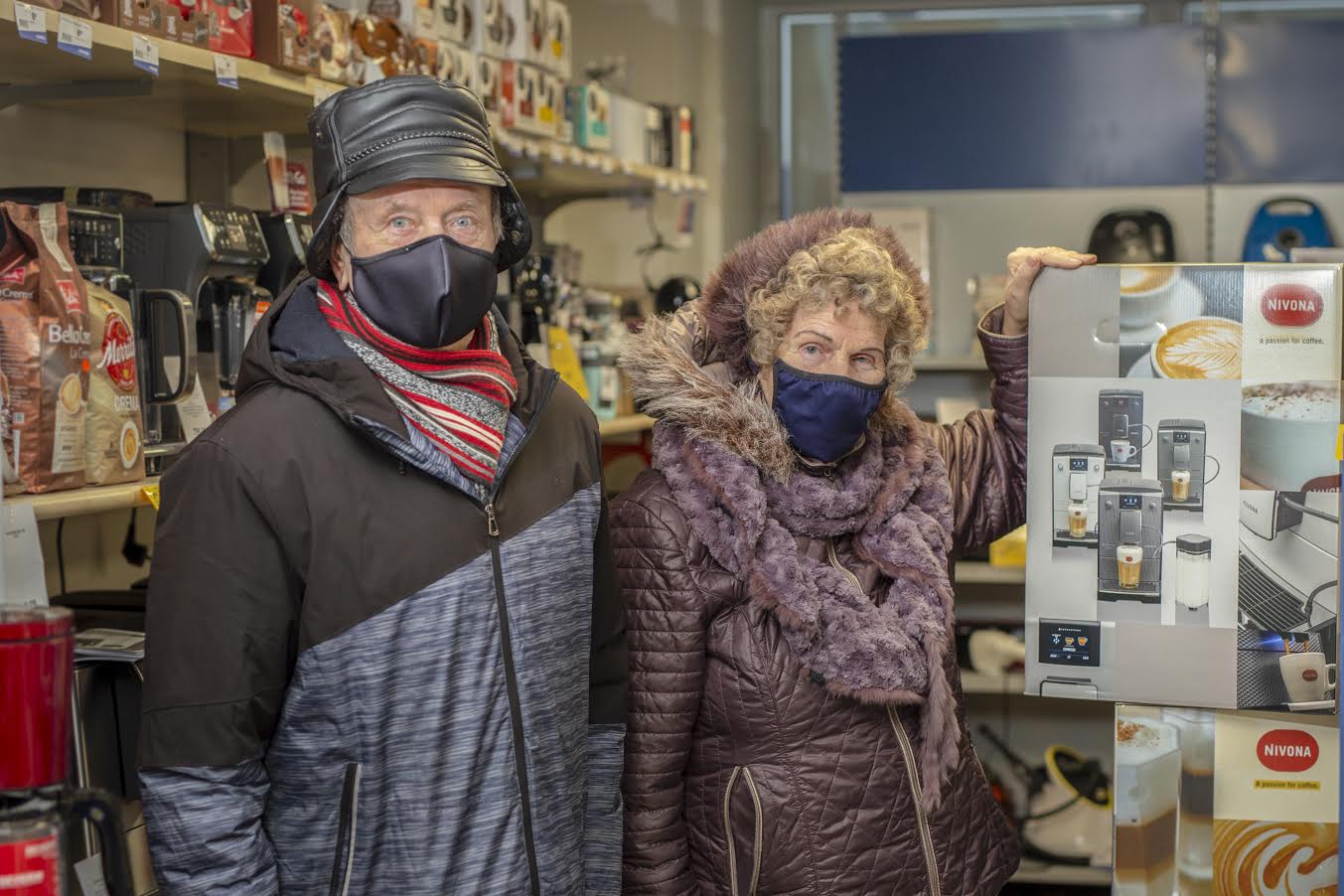 Auhinnavõitja Silja Põldsaar, kes tuli kohvimasinale järele koos abikaasa Kaljuga. Euronicsi poes on just see masin üks parimatest. Peale selle on poes saadaval ja võimalik valida 30 kohviaparaadi vahel. Poe töötajad on alati valmis sobiva masina väljavalimisel aitama ning küsimustele vastama. Foto AIGAR NAGEL