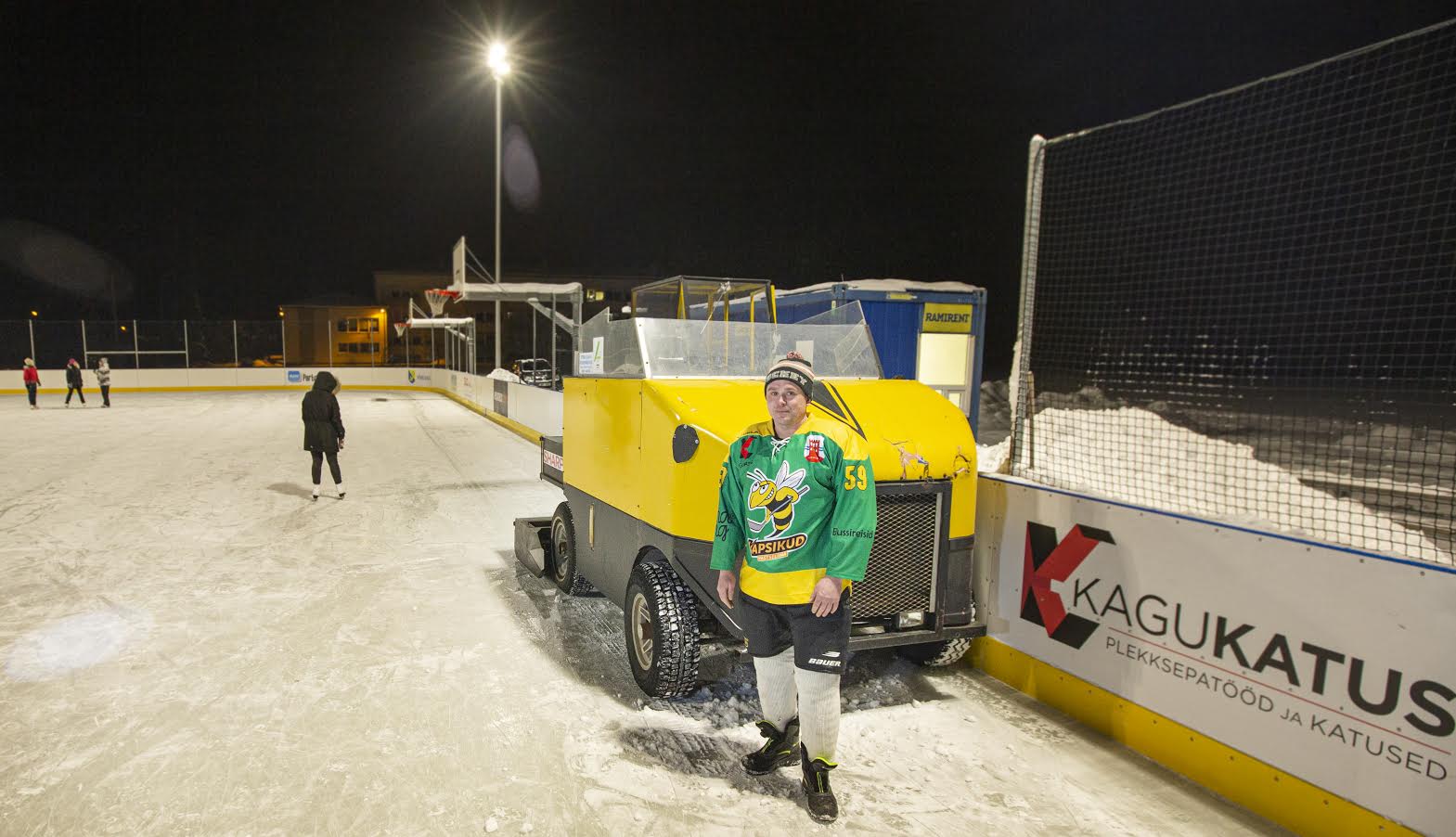 Hokihuviline ja jäämasina ostu eestvedaja Tanel Tähe teisipäeva õhtul enne jäähoolduse ja Vapsikute hokitrenni algust Vastseliina uisuväljakul. Foto: AIGAR NAGEL