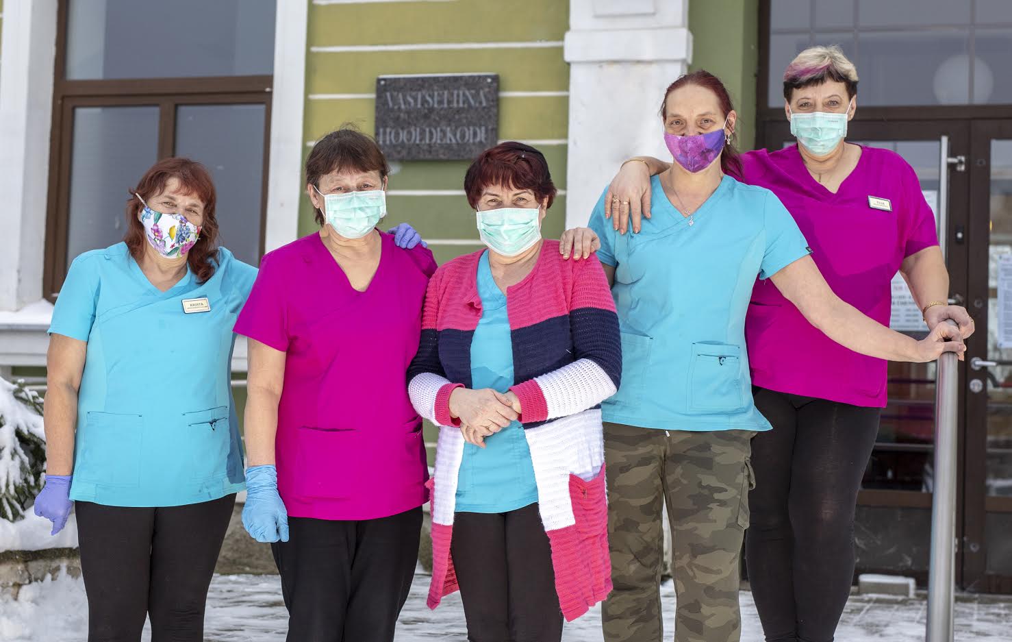 Vastseliina hooldekodu töötajad Krista Kiidma (vasakult), Tiiu Zirk, Maie Verhogljadova, Tiina Pavlova ja Ülle Ülenurm loodavad, et uuel nädalal saadakse vaktsiinid tellitud ja asutakse vaktsineerima. Foto: AIGAR NAGEL