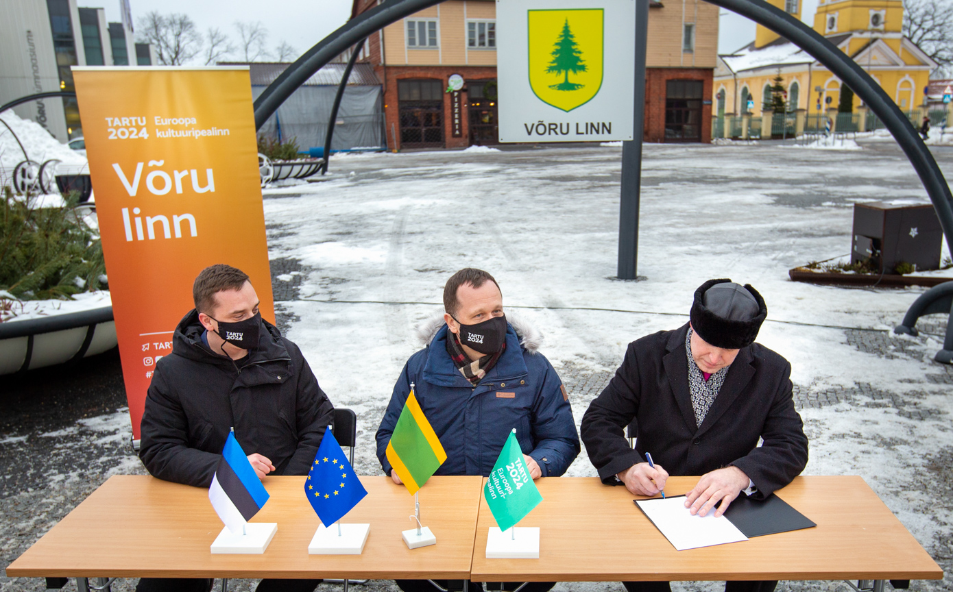 Täna mõned minutit enne kella poolt nelja pärastlõunal allkirjastasid Võru linna keskväljakul Võru linnapea Anti Allas (paremalt), SA Tartu 2024 nõukogu esimees ja Tartu linnapea Urmas Klaas ja Tartu 2024 juht Priit Mikk Euroopa kultuuripealinn Tartu 2024 koostöölepingu. Foto: AIGAR NAGEL