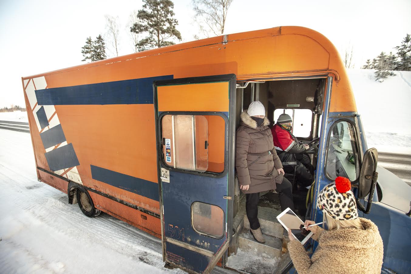 Rita Ruusmäe ja Indrek Lodesk möödunud reede hommikul kell 10 Räpo bussipeatuses, kus enamasti on ootamas üks püsiklient, kuid kuu alguses sõidetakse sageli hoopis linna varusid täiendama. Kauplusautoteenuseid vajatakse rohkem kuu keskpaigas. Foto: AIGAR NAGEL