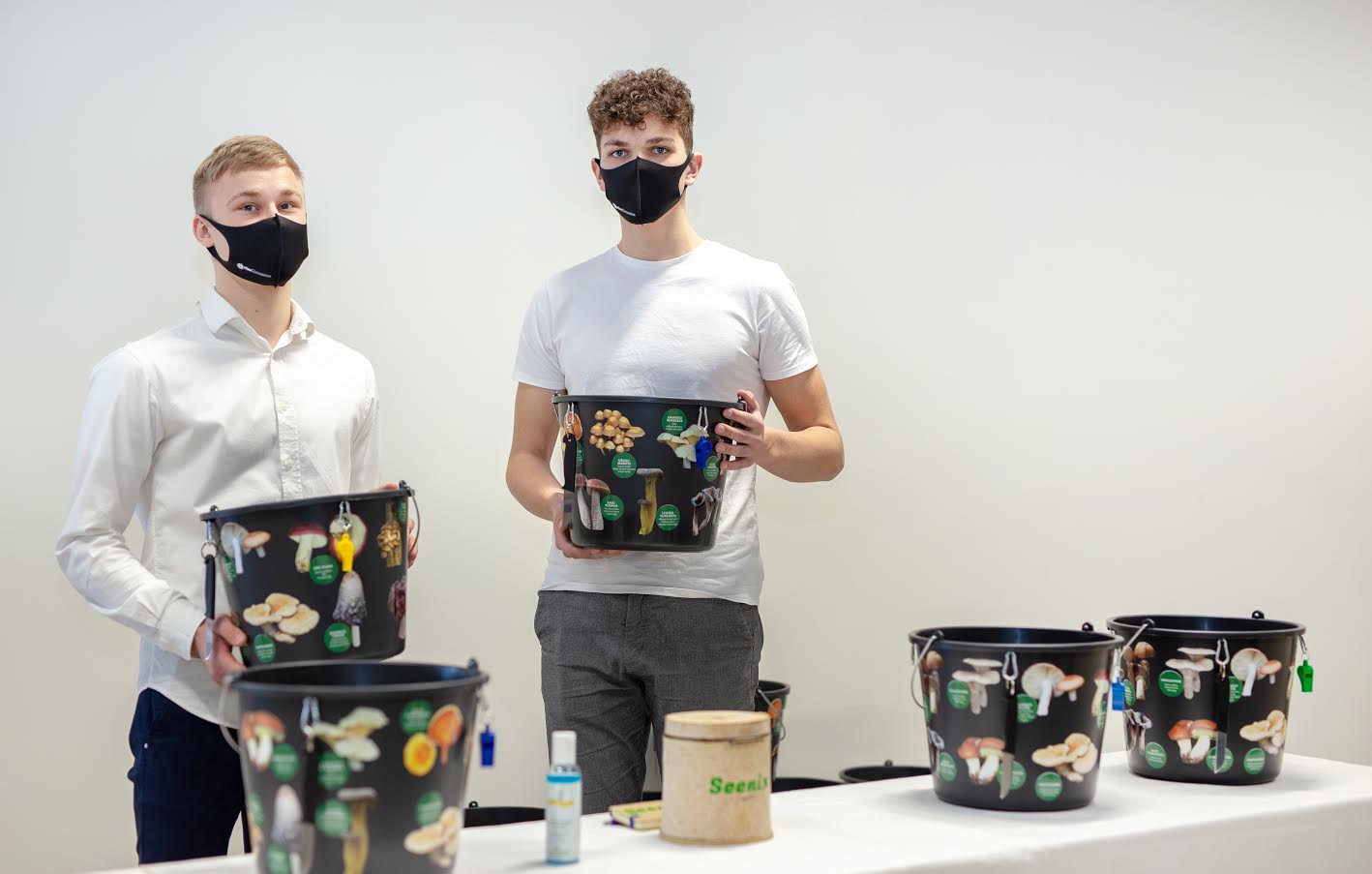 Õpilasfirma Seenix pakub seenelisele tarvilikke seeneämbreid. Hendrik Mändik (vasakult) ja Ralf Kaur. Pildilt puuduvad Lukas Vahter ja Karl Sander Kostin. Fotod: AIGAR NAGEL
