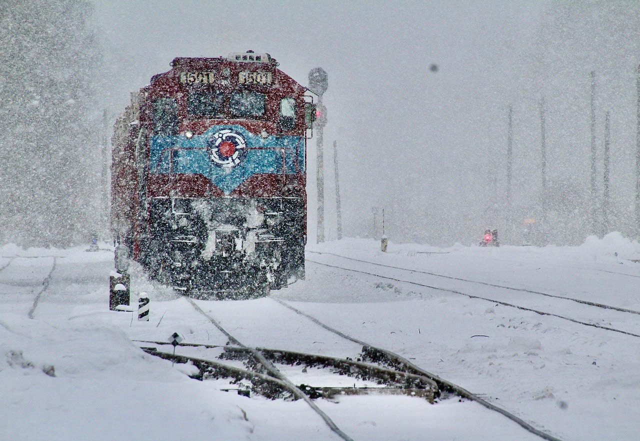 Vedur saabub läbi lumetuisu Võru raudteejaama.