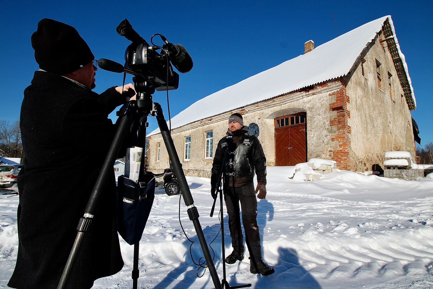 ERRi korrespondent Leevi Lillemäe üleeile intervjueerimas Mägilaste motoklubi presidenti Alar Johansoni Rõuge leerimaja ees. Foto: KALEV ANNOM ERRi korrespondent Leevi Lillemäe üleeile intervjueerimas Mägilaste motoklubi presidenti Alar Johansoni Rõuge leerimaja ees. Foto: KALEV ANNOM