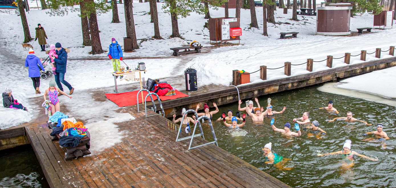 24. veebruari hommikul kihas Kubja järv talisuplejatest. Ühiselt lauldi riigihümni, supeldi kraadises järvevees ja söödi kiluvõileibu. Foto: AIGAR NAGEL
