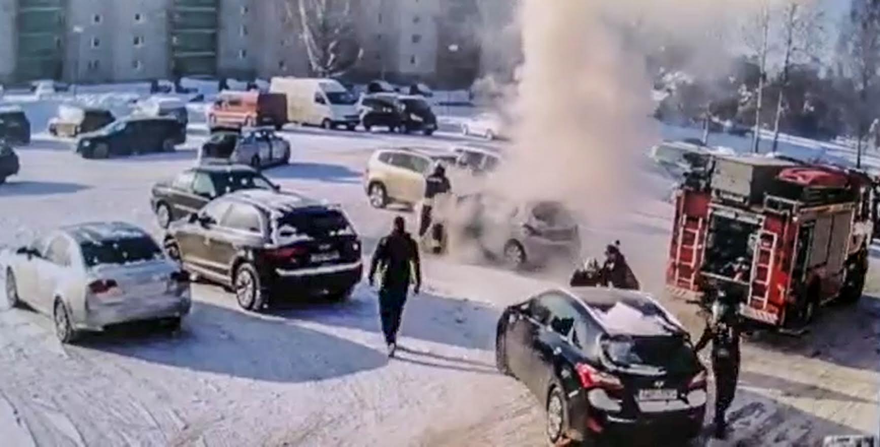 Neljapäeva lõuna ajal põles Võrus Kagukeskuse parklas sõiduauto. Ühe pealtvaataja sõnul jagus sündmuse filmijaid, kuid abi kutsuma ei kiirustatud. Foto ERAKOGU