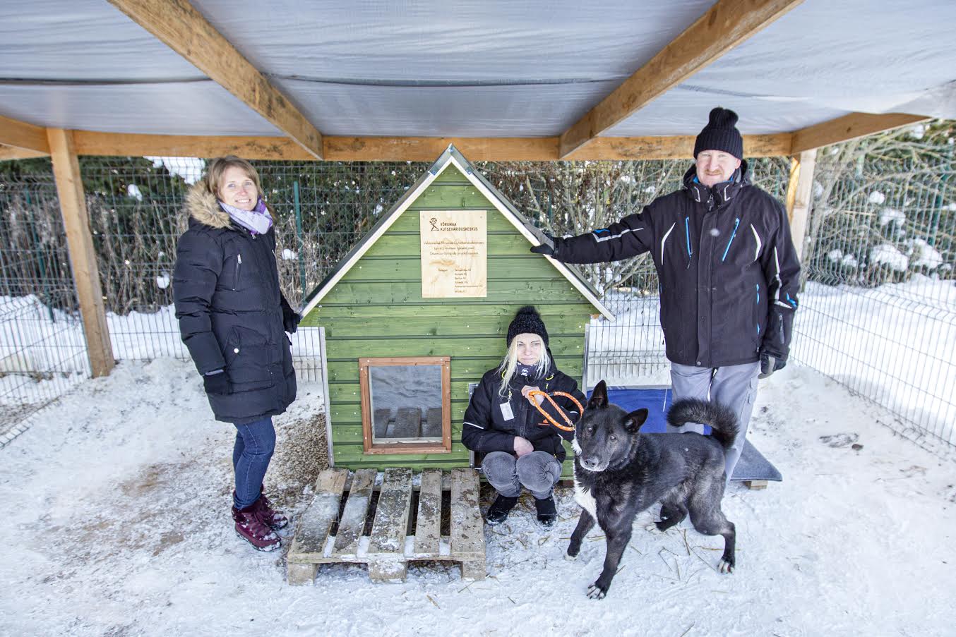 Võrumaa kutsehariduskeskuse arendusjuht Siret Lillemäe, Võru varjupaiga juhataja Relika Rehemets, Võrumaa kutsehariduskeskuse õppejõud Arvi Lokk ja koer Hugo oma uue kodu lävel vahetult pärast selle aedikusse tõstmist. Foto: AIGAR NAGEL