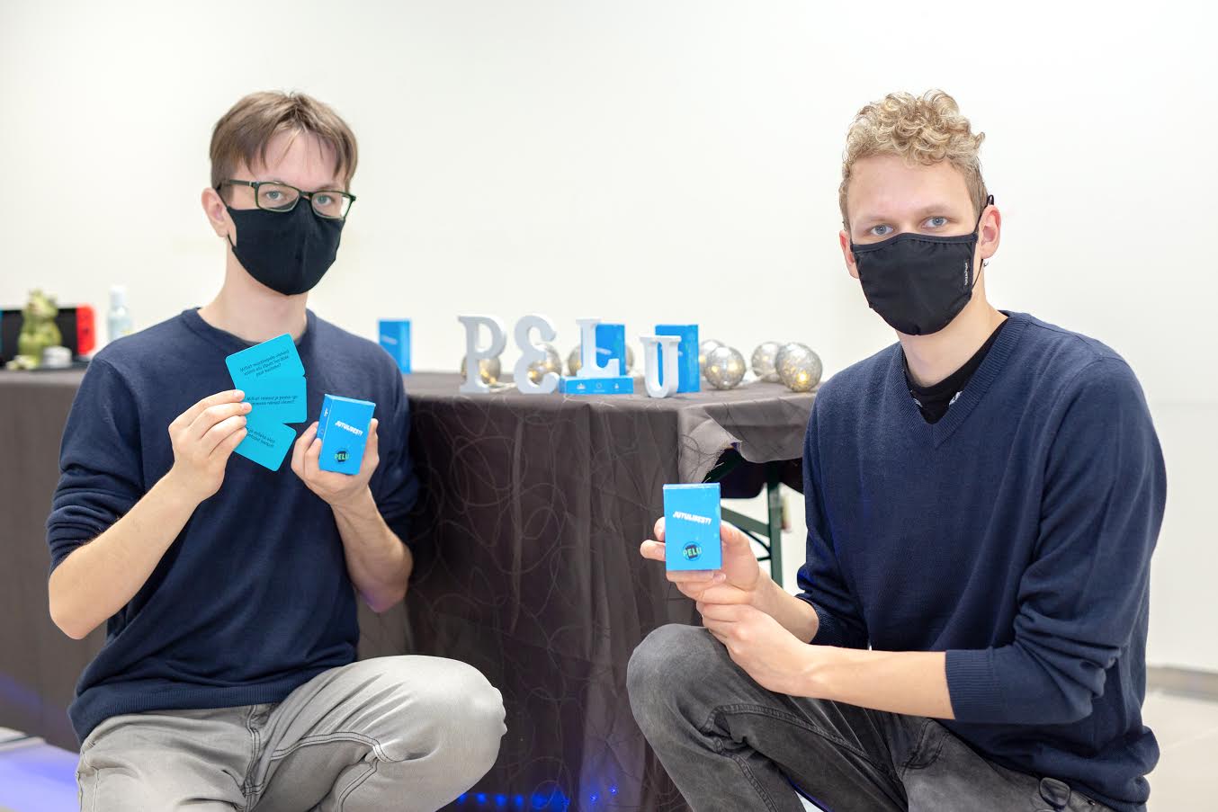 Ettevõtte Pelu loodud seltskonnamäng „Jutulibesti” aitab seltskonnas meeleolu üleval hoida ja peletab igavust. Firma eestvedajad Tanel Rainhard Jõgi ja Kenno Kirsimägi (paremal). Pildilt puudub Richard Viiard. FOTOD: Aigar Nagel