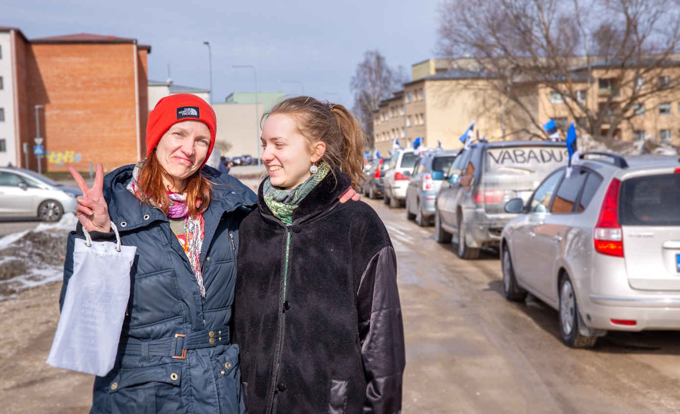 Helen Ehandi koos tütre Doris Vahtraga olid samuti autorongkäigul osalema tulnud. Üheskoos jagati laiali ka mõned Eesti lipud neile, kes olid need unustanud. Siiski kinnitas Ehandi, et ettevõtmine on omaalgatuslik ja osalemine vabatahtlik. “Jagasime tõepoolest mõned lipud soovijatele laiali, kuid need on meie endi ostetud ja lihtsalt soovisime nii teha,” kinnitas Ehandi. FOTOD: Aigar Nagel