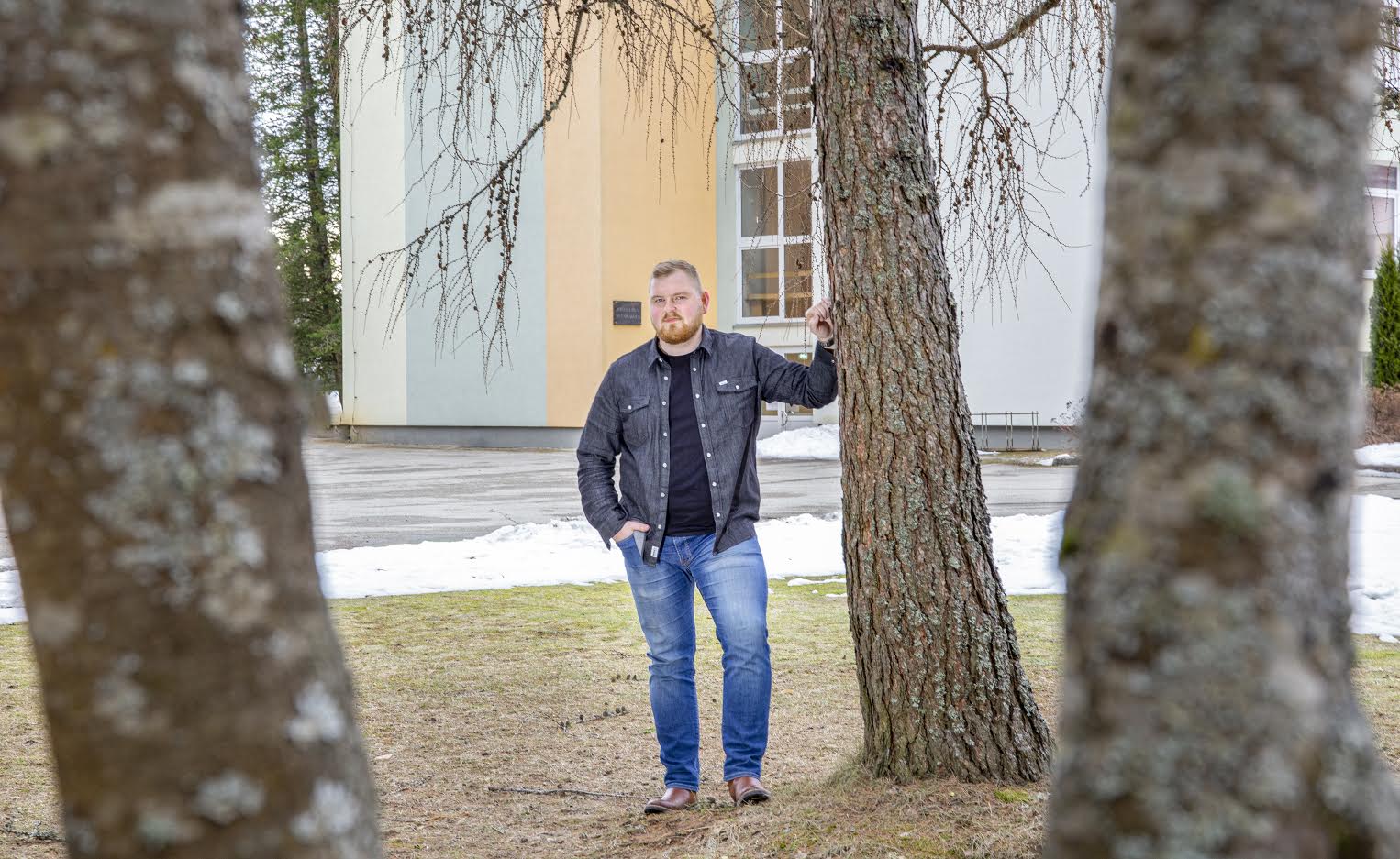 Esimest nädalat Vastseliina muusikakooli direktorina ametis olev Märt Metsla plaanib Võrumaal paikseks jääda. Esiti ta direktori ametikoha saamisele palju ei lootnud, kuid tal on hea meel, et just tema valituks osutus. Foto: AIGAR NAGEL