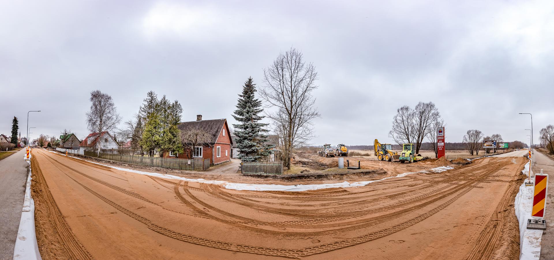 Panoraamfotol on näha Tallinna maantee ning kõneainet tekitanud tulevase Kreutzwaldi tänava teetamm, kus pildistamise hetkel seisavad teetöömasinad. Foto: AIGAR NAGEL