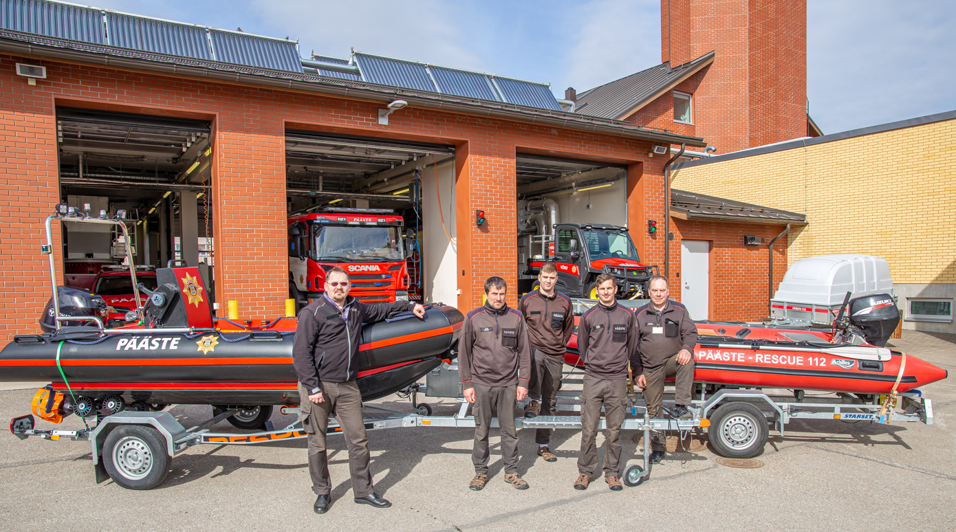 Võru päästekomando pealik Erki Land (vasakult) koos päästjate Joel Sariku, Mart Mandeli, Rein Posti ja meeskonnavanema Kalev Lilosoniga. Tagaplaanil neljapäeval päästekomandosse saabunud uus paat ja Võru päästekomandot varem teeninud kummipaat. Foto: AIGAR NAGEL