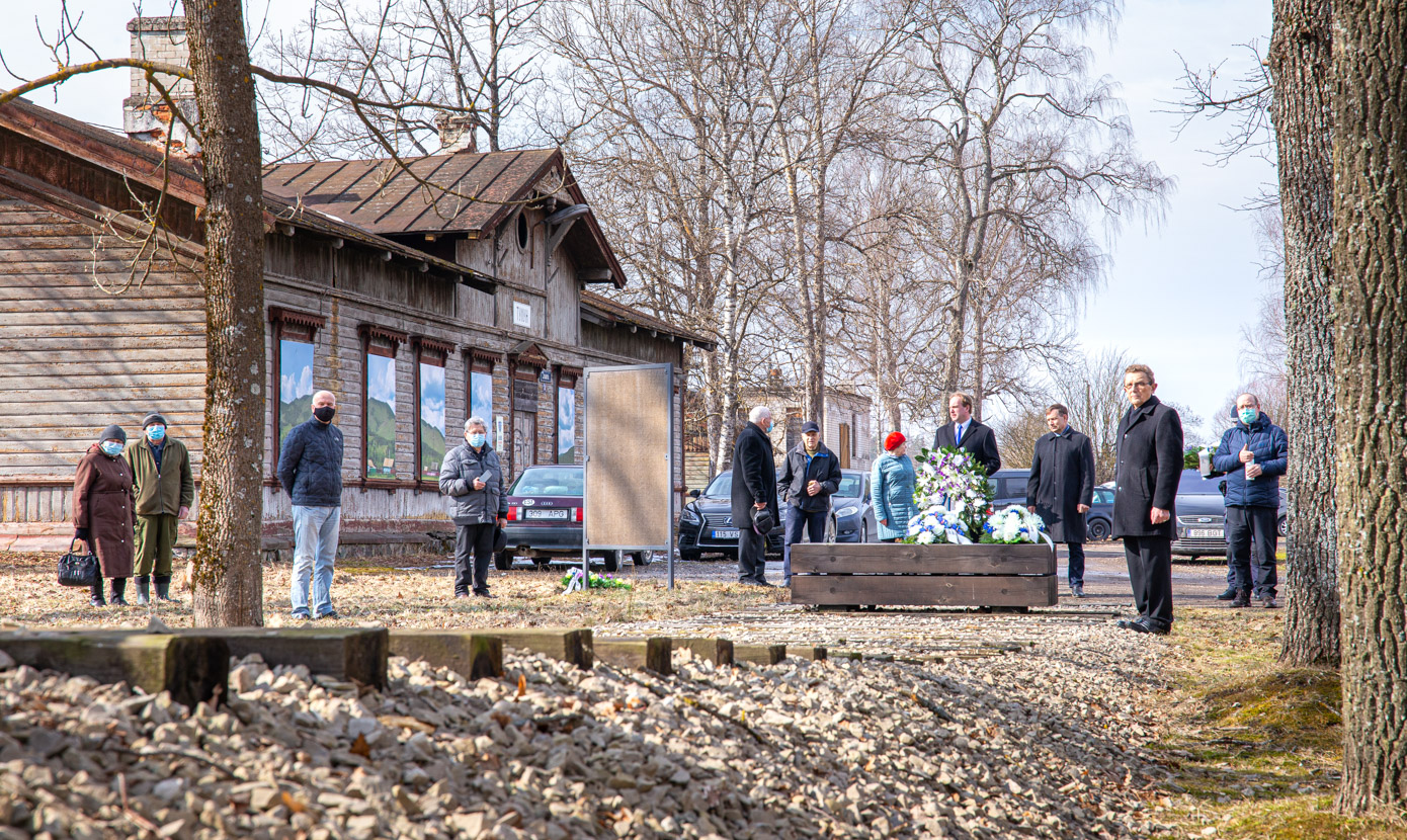 Neljapäeval möödus märtsiküüditamisest 72 aastat. Võru raudteejaama oli küüditatute mälestamist au sees hoidma kogunenud paarkümmend inimest. FOTOD: Aigar Nagel