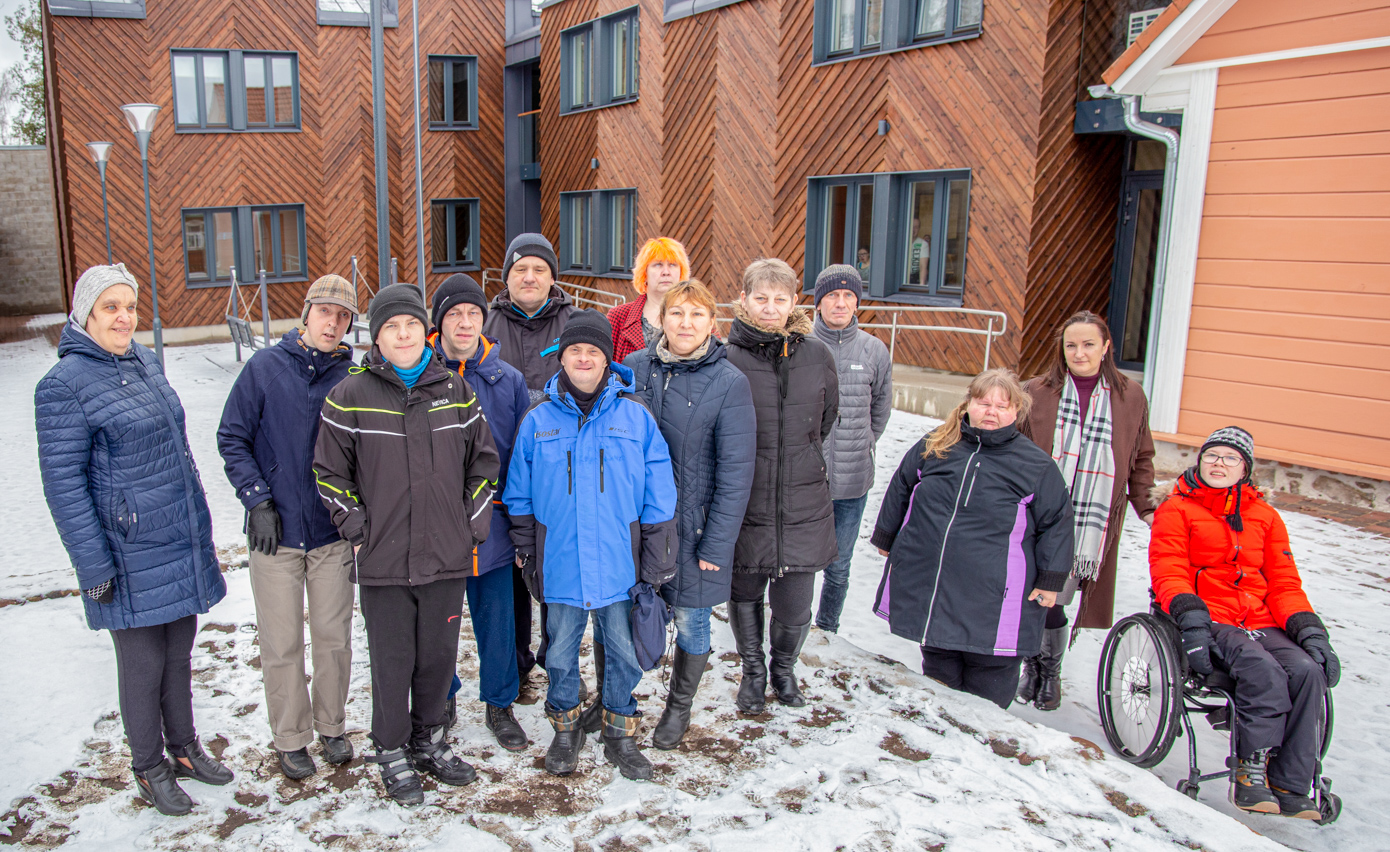 Meiela uue kodu elanikud ja kollektiiv. Paremalt teine MTÜ Toetuskeskus Meiela tegevjuht Tatiana Panichkina. Foto: AIGAR NAGEL